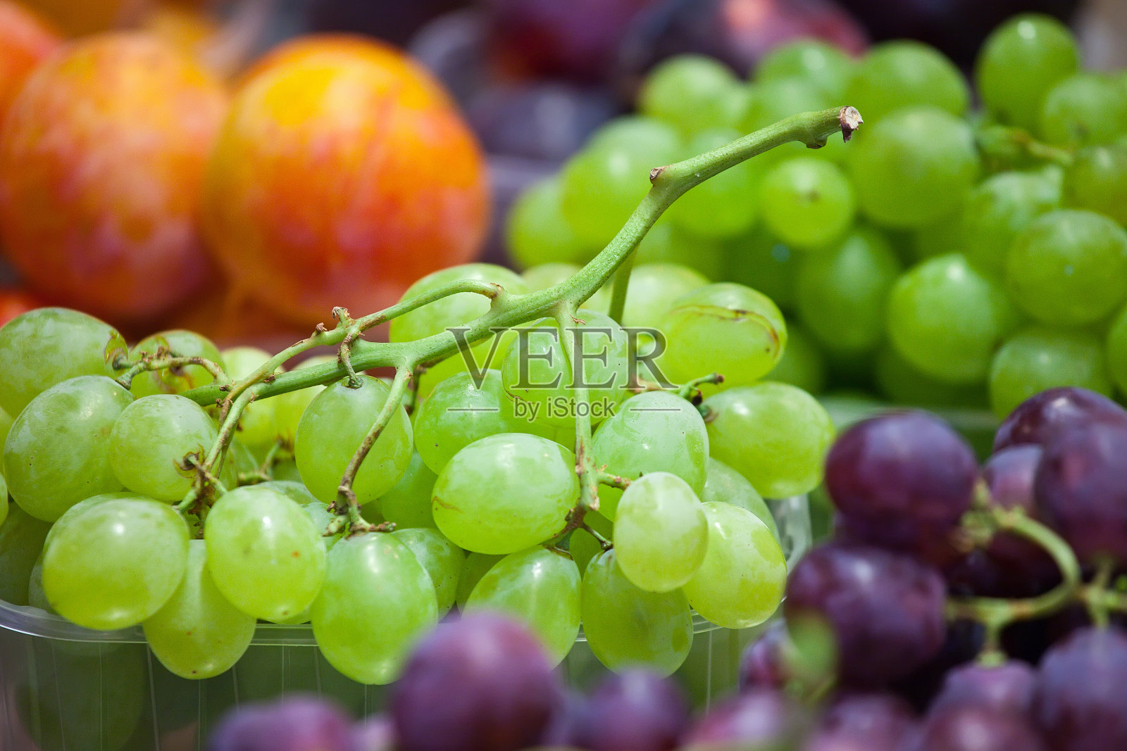 柜台上有五颜六色的葡萄照片摄影图片