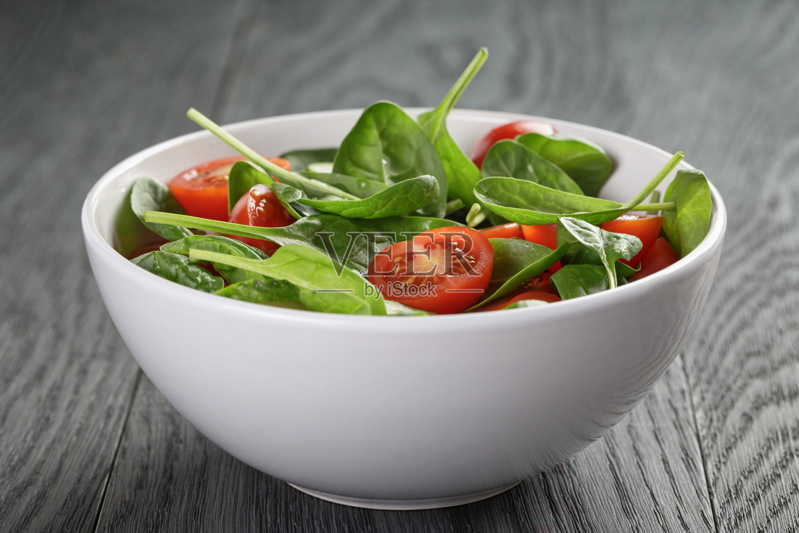 新鲜的夏季有机沙拉,有西红柿、黄瓜和菠菜照片摄影图片