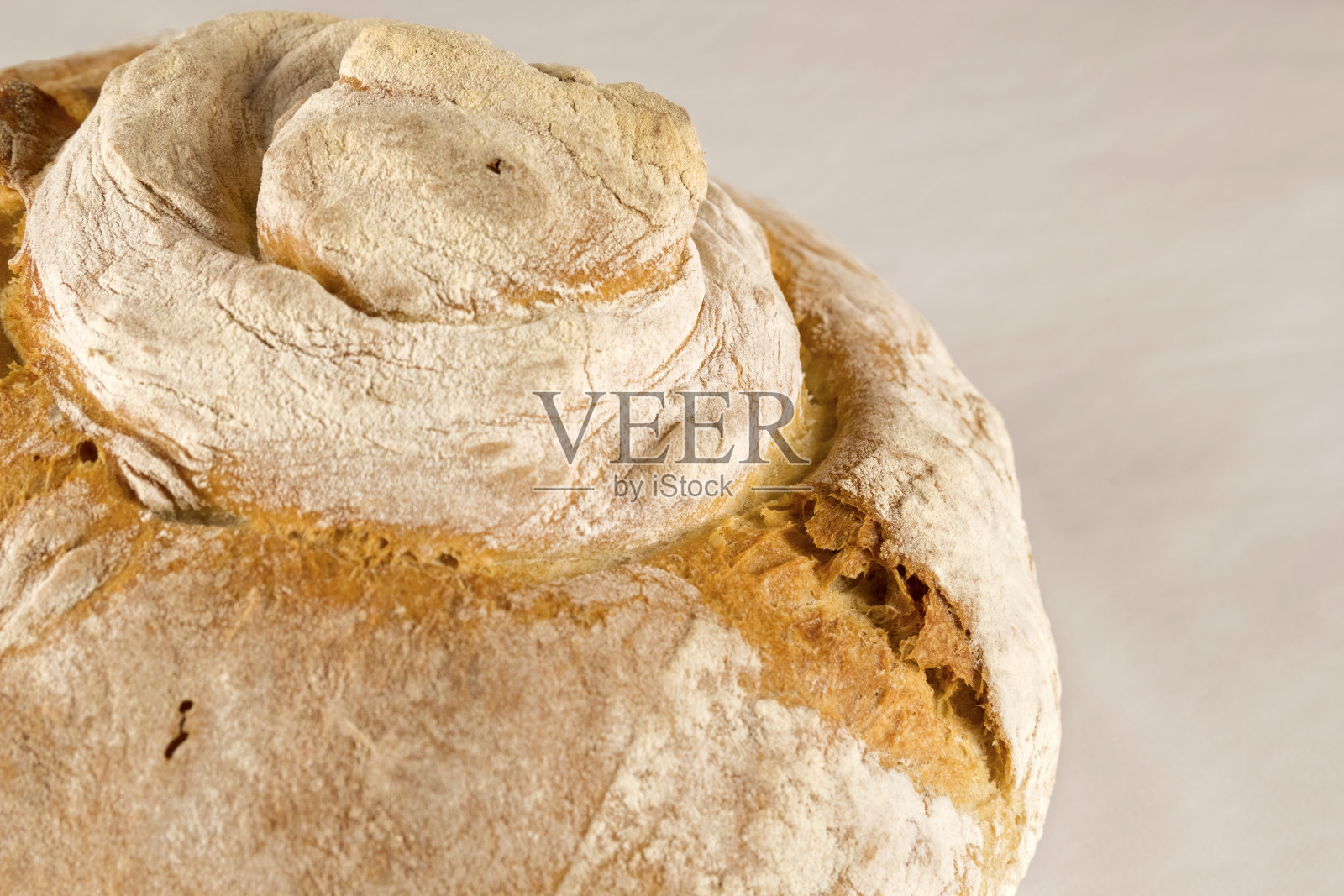 白色背景上的传统面包的特写照片摄影图片