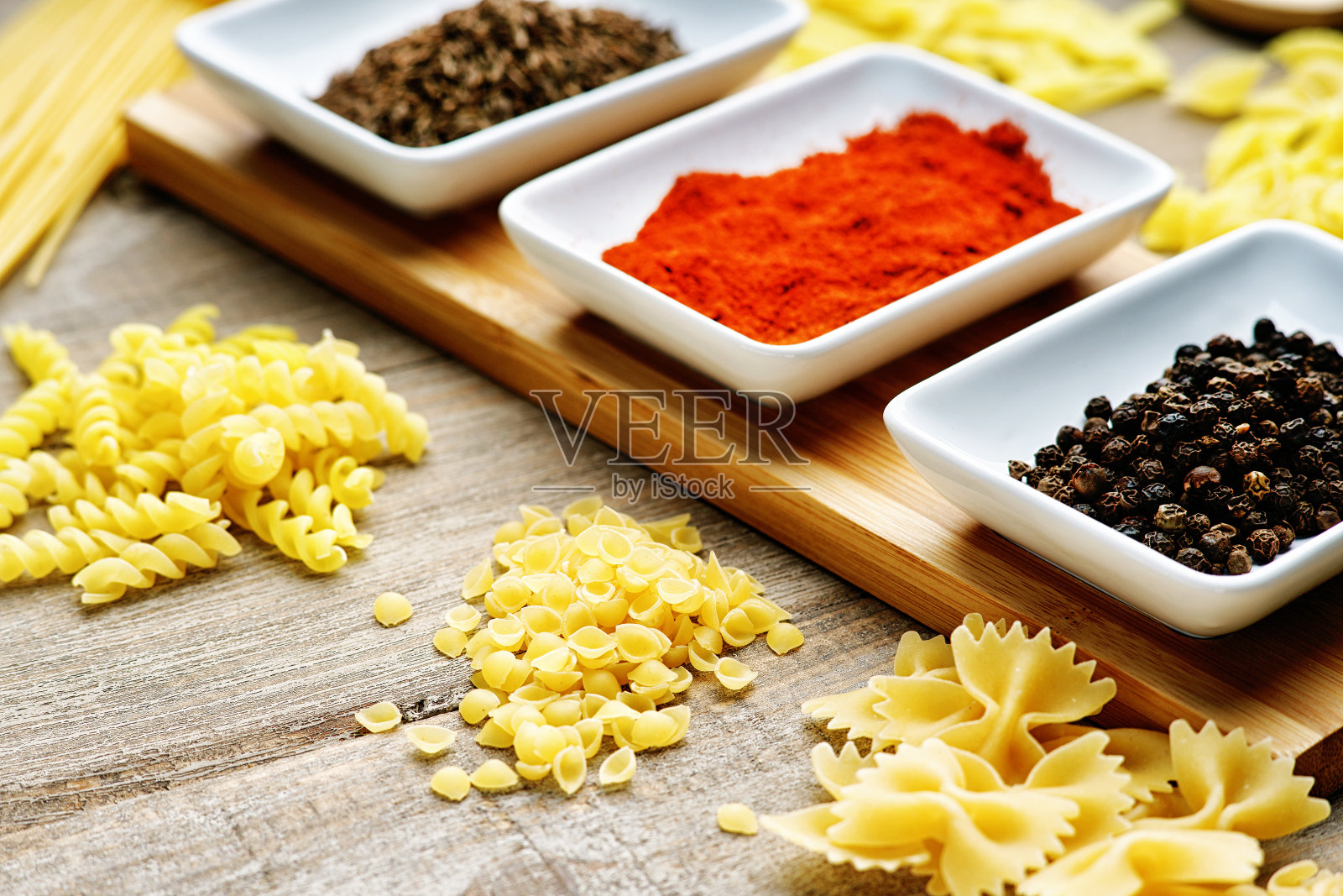 香料和意大利面照片摄影图片