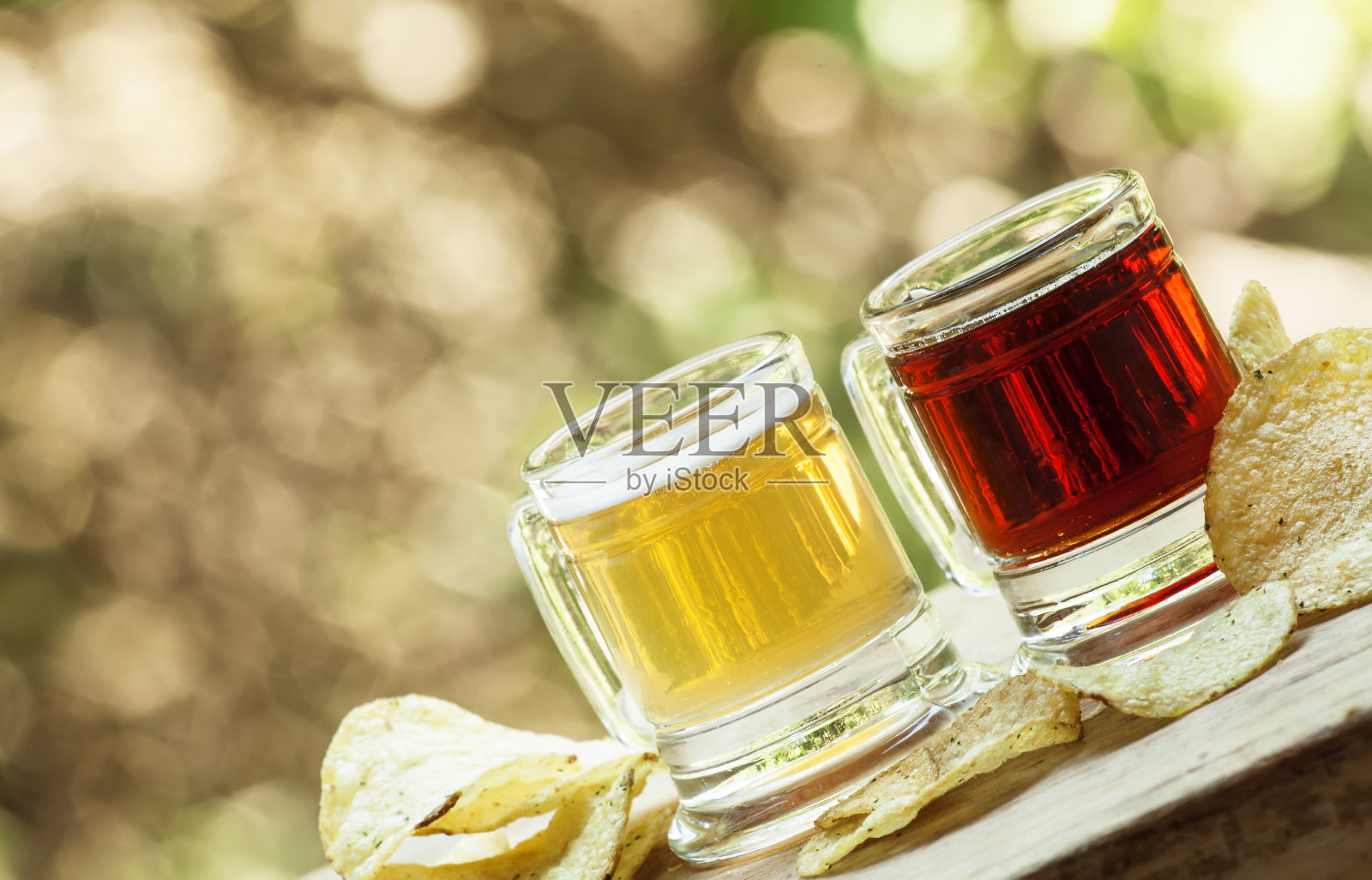 浅色和深色的啤酒杯夹在老式薯片里照片摄影图片