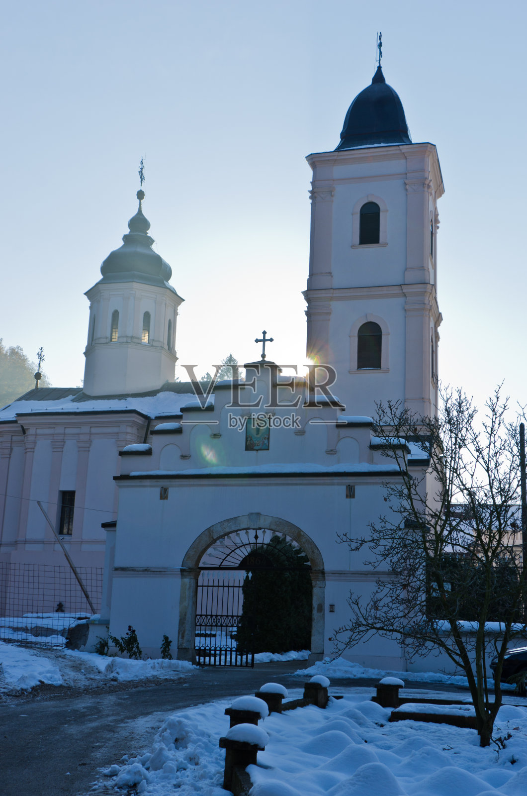 在阳光明媚的冬天早晨,寺院覆盖着白雪照片摄影图片