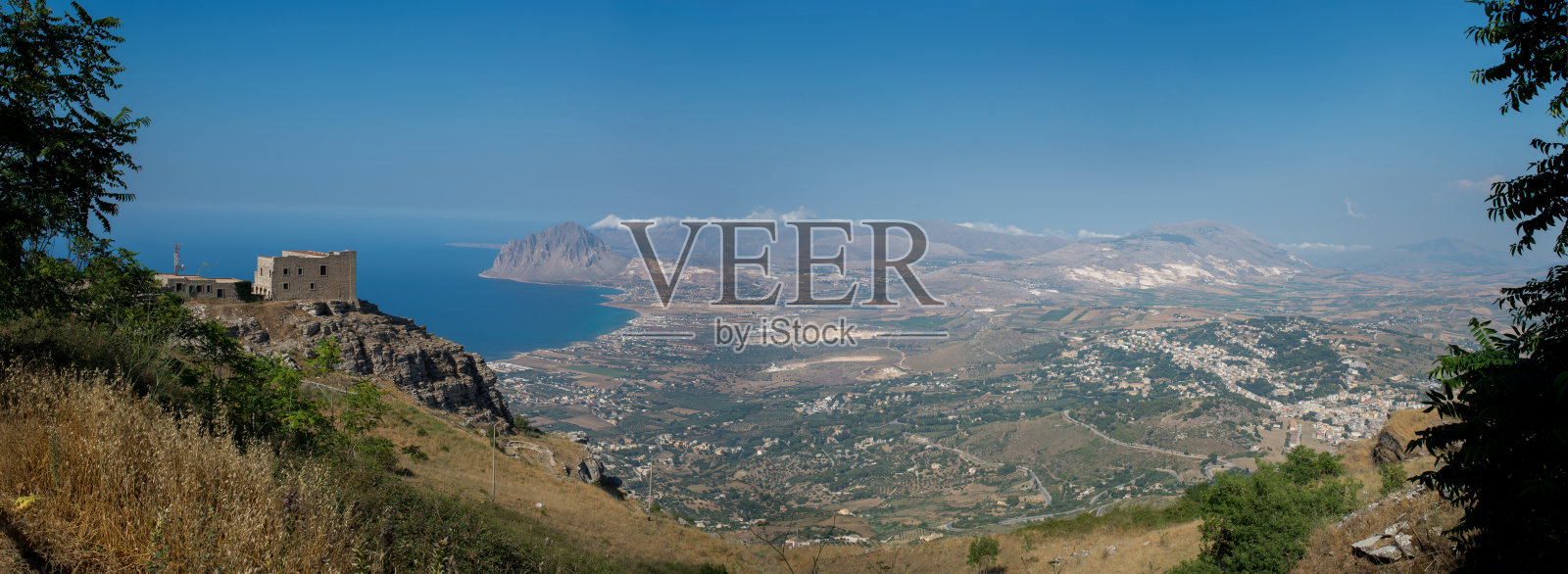 博纳吉亚湾和科法诺山。特拉帕尼、西西里、意大利。照片摄影图片