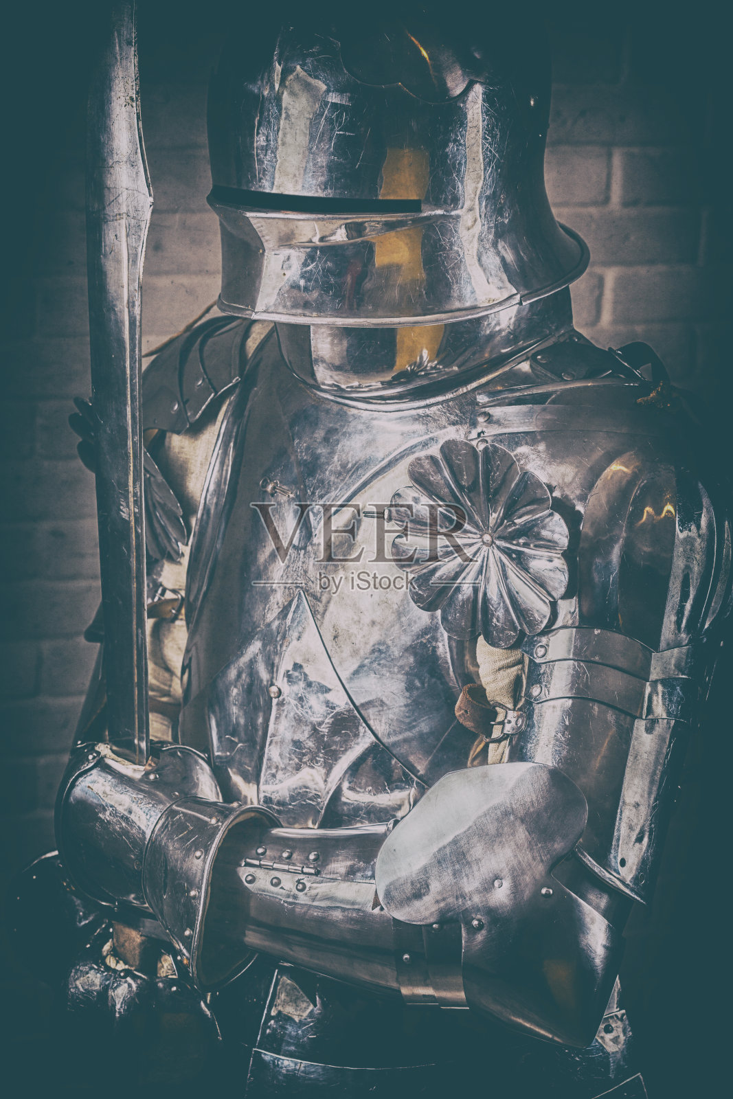 身穿盔甲,手持双手剑的骑士照片摄影图片