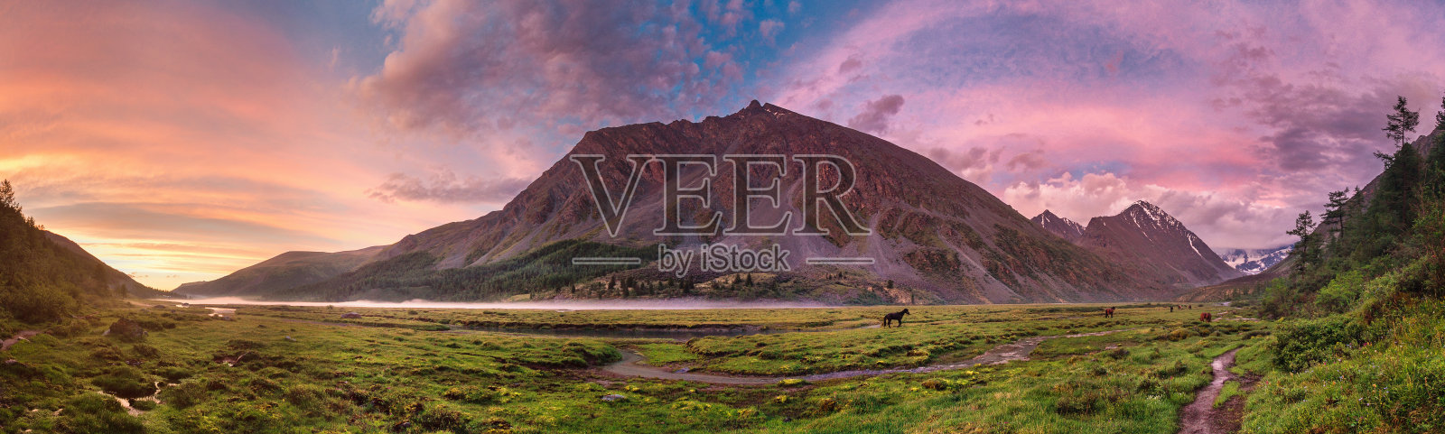 沿着山谷中美丽的湖泊徒步小径照片摄影图片