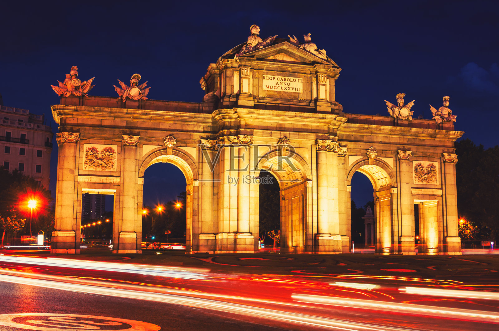 马德里夜晚的阿尔卡拉门照片摄影图片