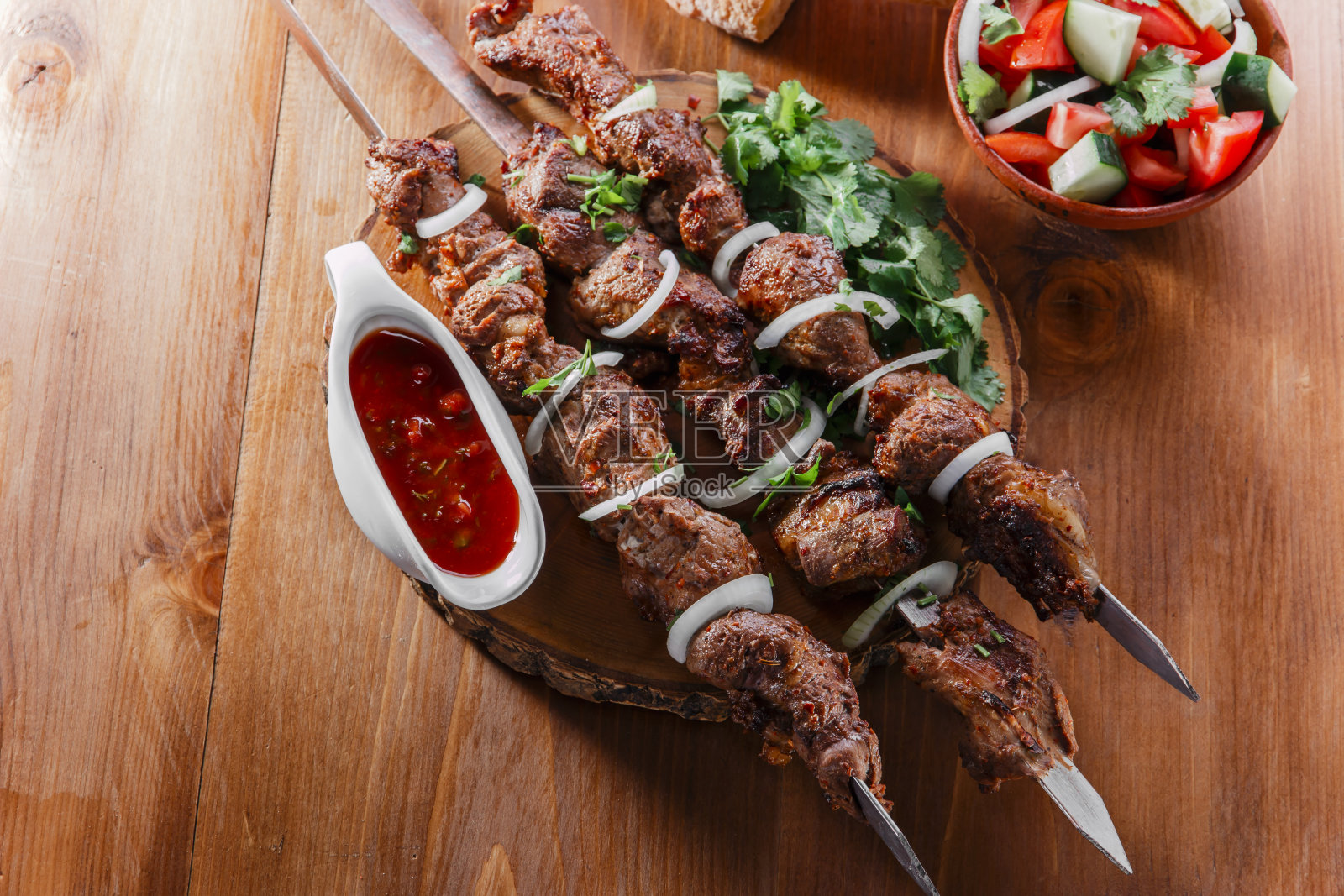 红酱串烤肉串照片摄影图片