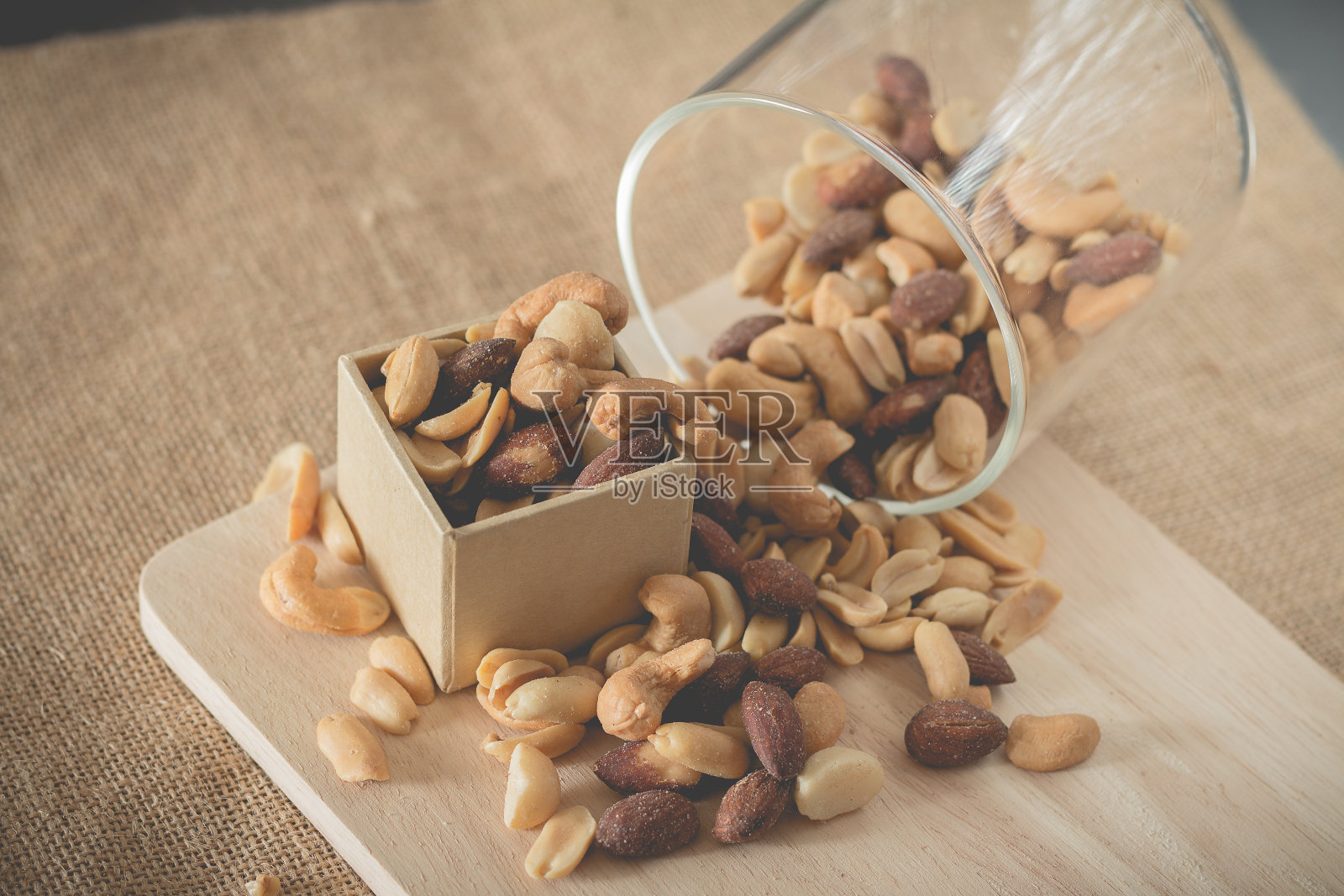 新鲜烤鸡尾酒坚果照片摄影图片