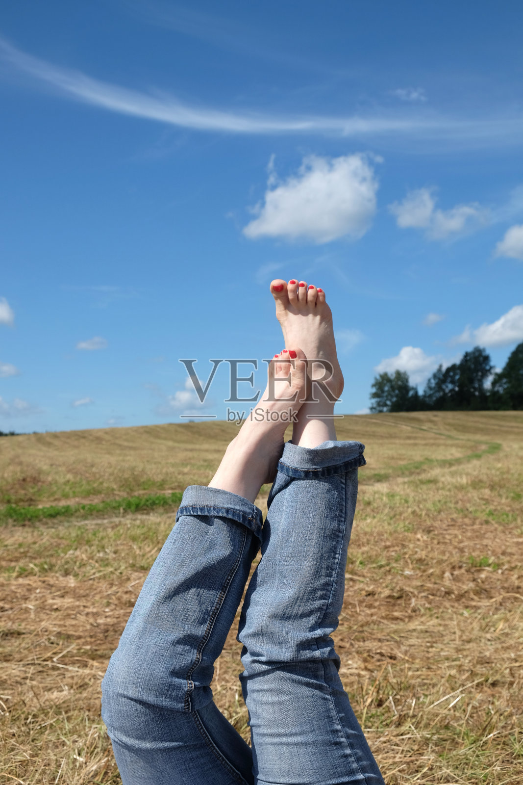 女性赤足与红色指甲对抗夏季景观照片摄影图片