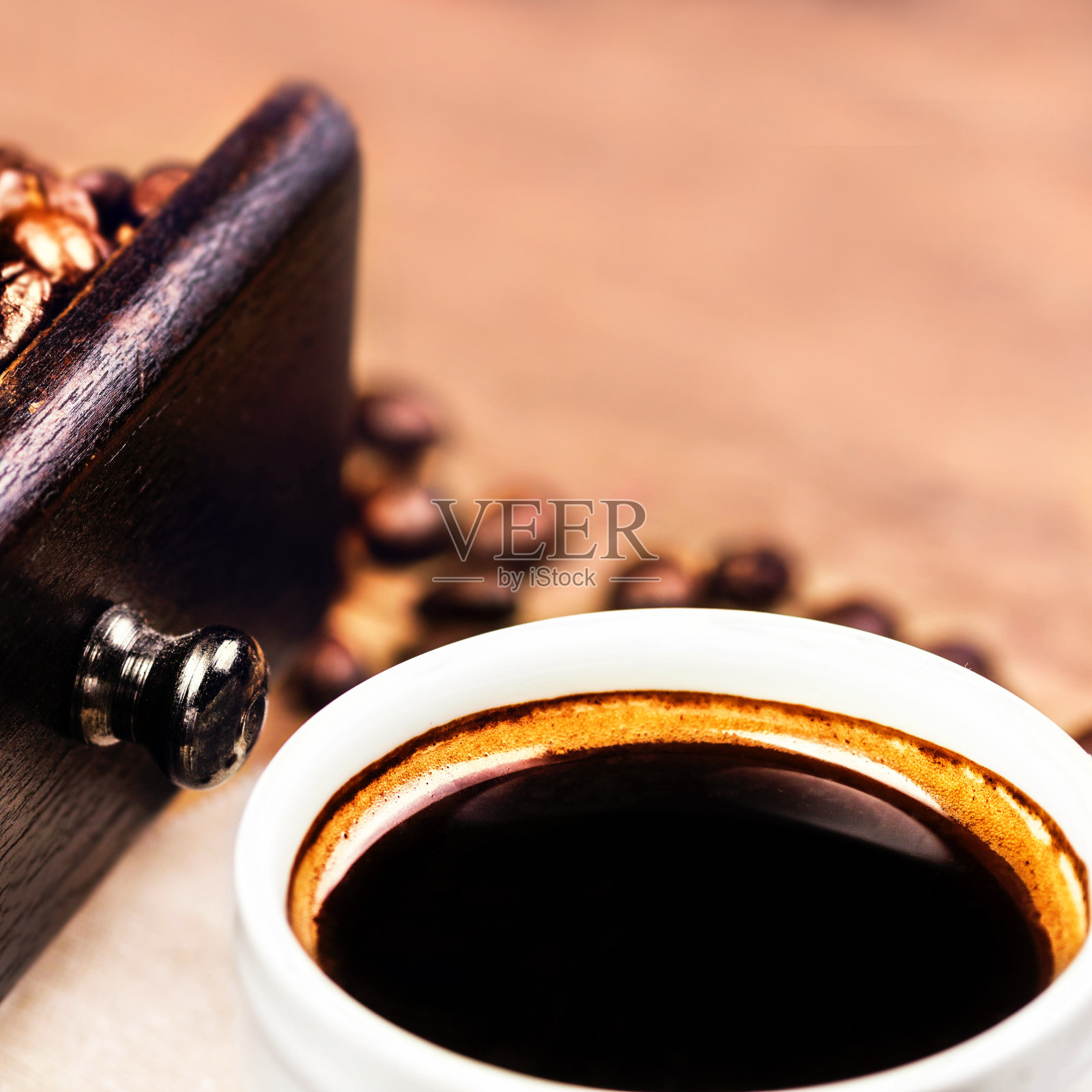 烤咖啡豆和一杯黑咖啡特写。照片摄影图片