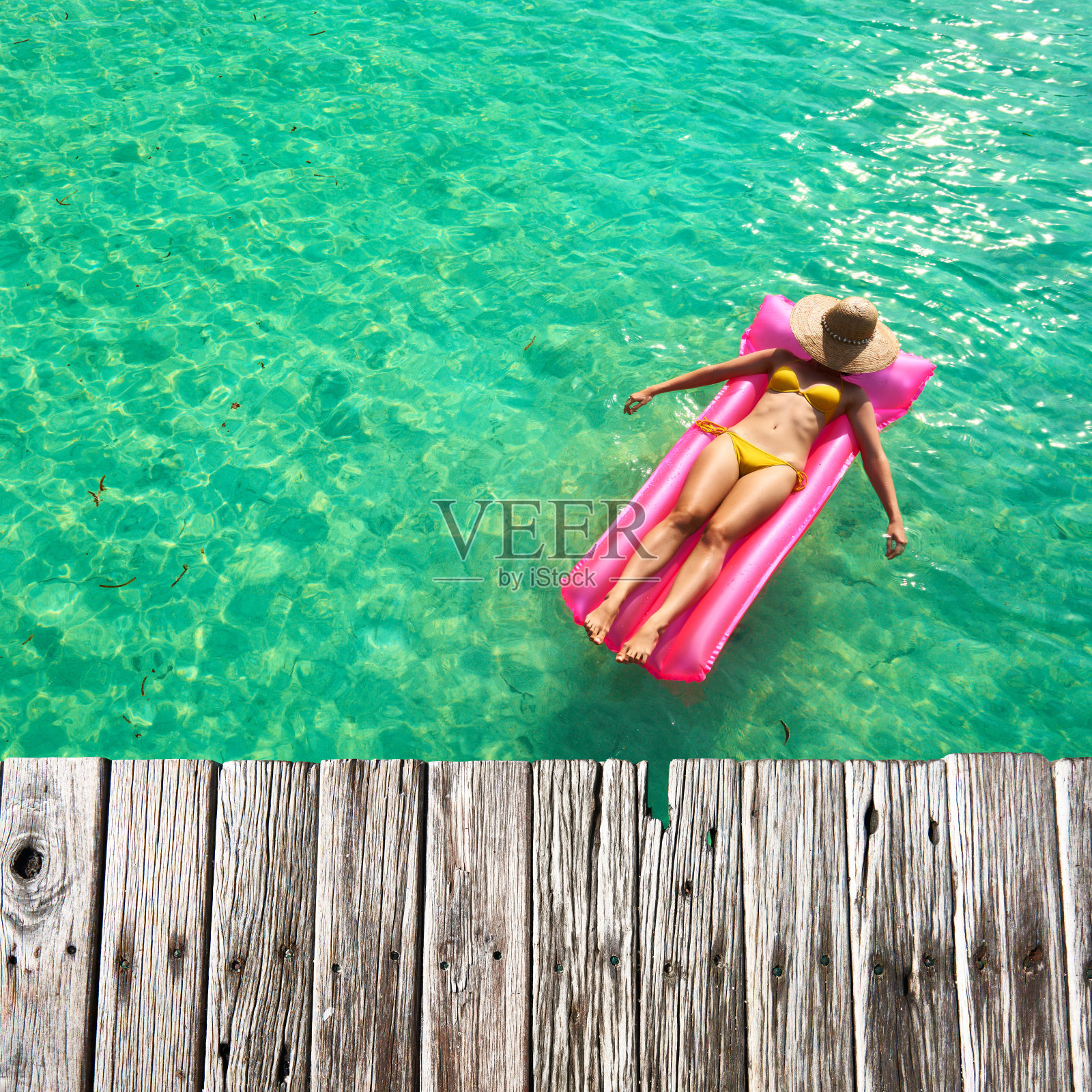 在充气床垫上休息的女人照片摄影图片