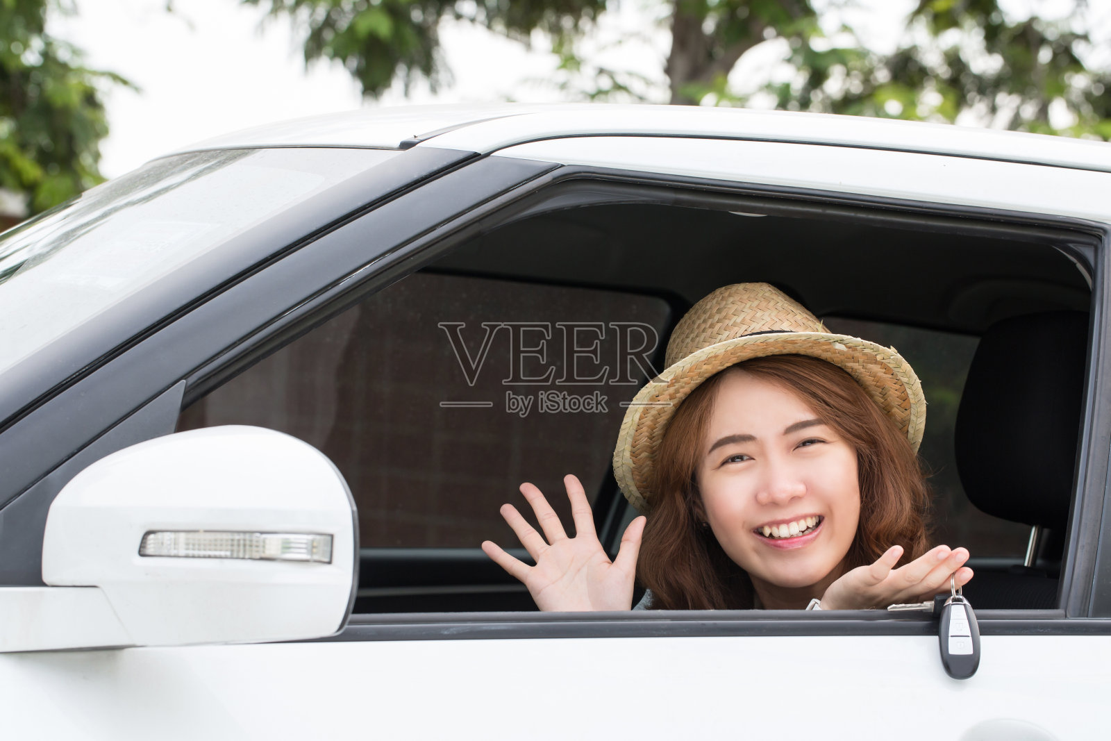 亚洲女孩展示新车钥匙驾车旅行照片摄影图片