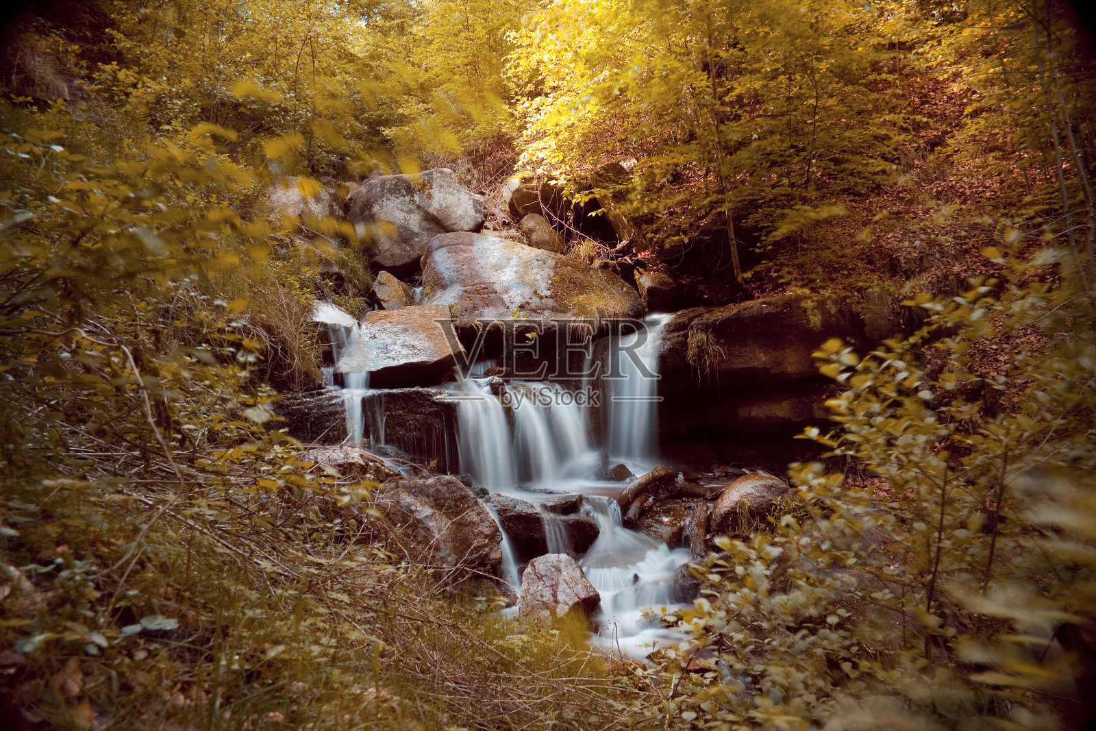 秋天森林里的石头梯田上的浪漫瀑布照片摄影图片