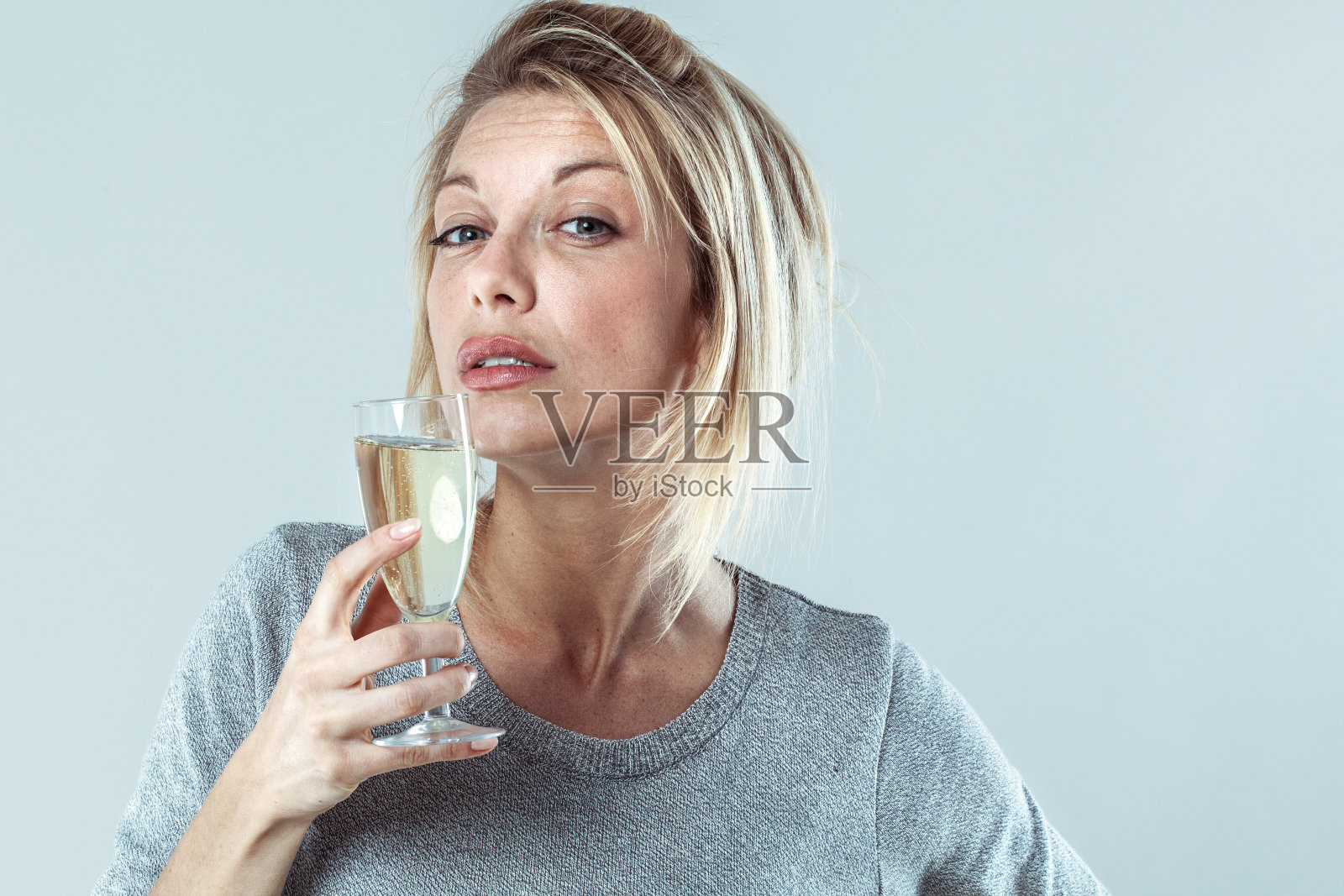 因酗酒而痛苦的沮丧年轻金发女子照片摄影图片