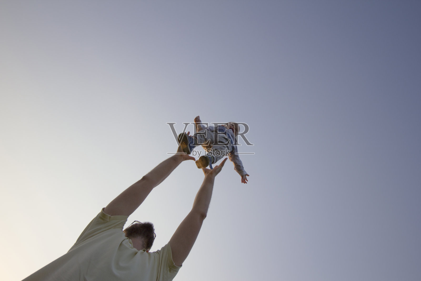 把婴儿抛向空中照片摄影图片