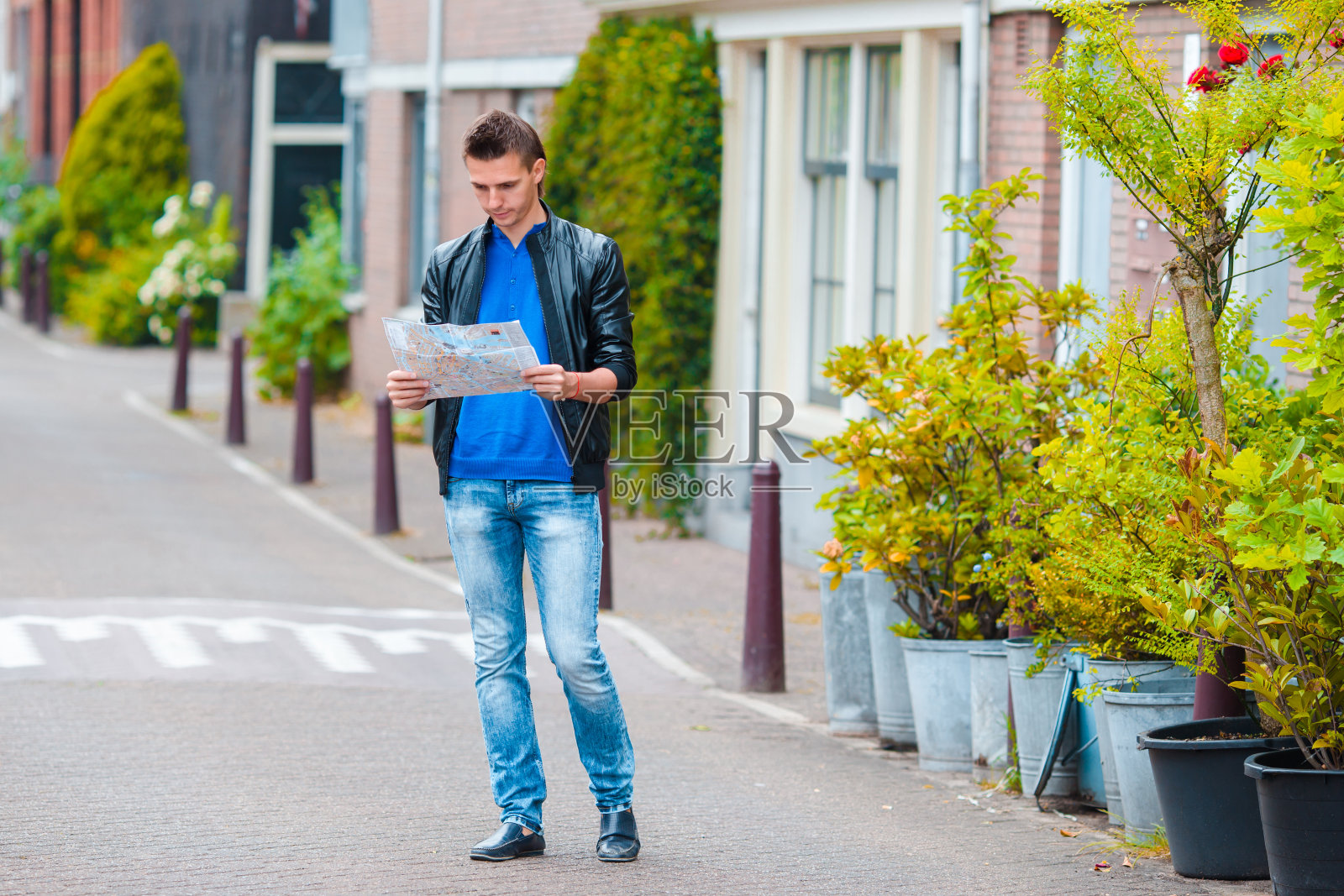 一个白人年轻人带着一张去欧洲度假的城市地图照片摄影图片