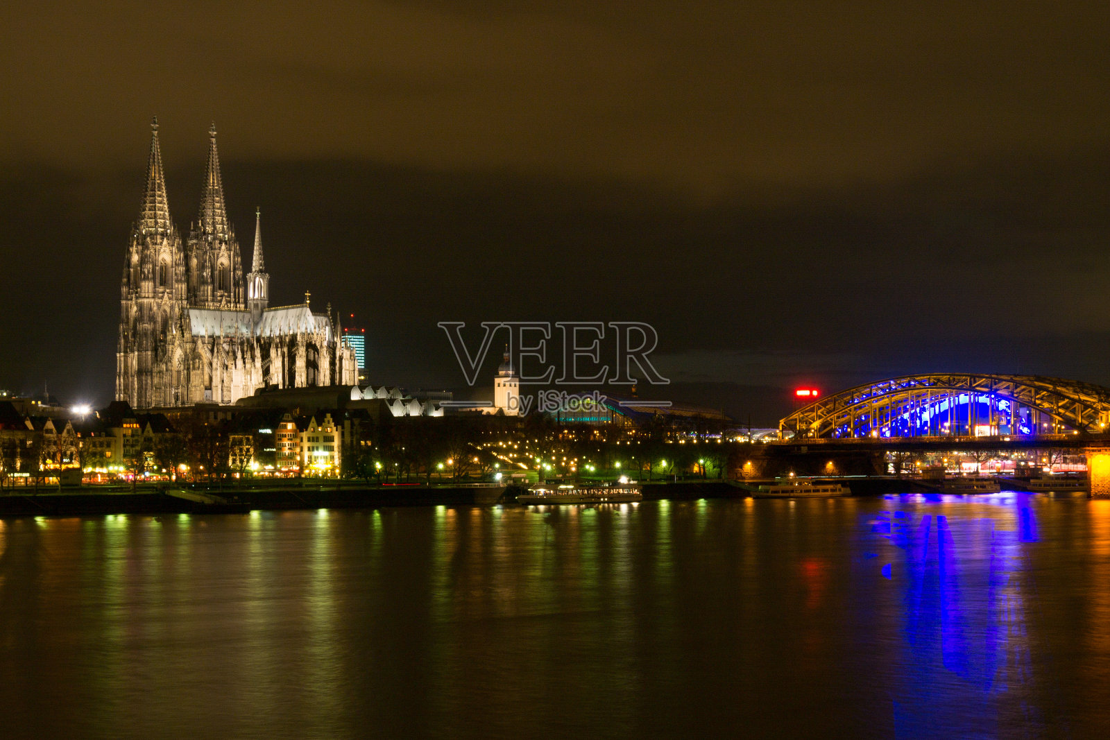 科隆大教堂和夜晚的天际照片摄影图片