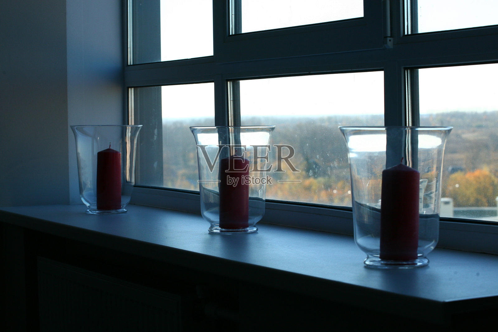 窗户上的红蜡烛照片摄影图片