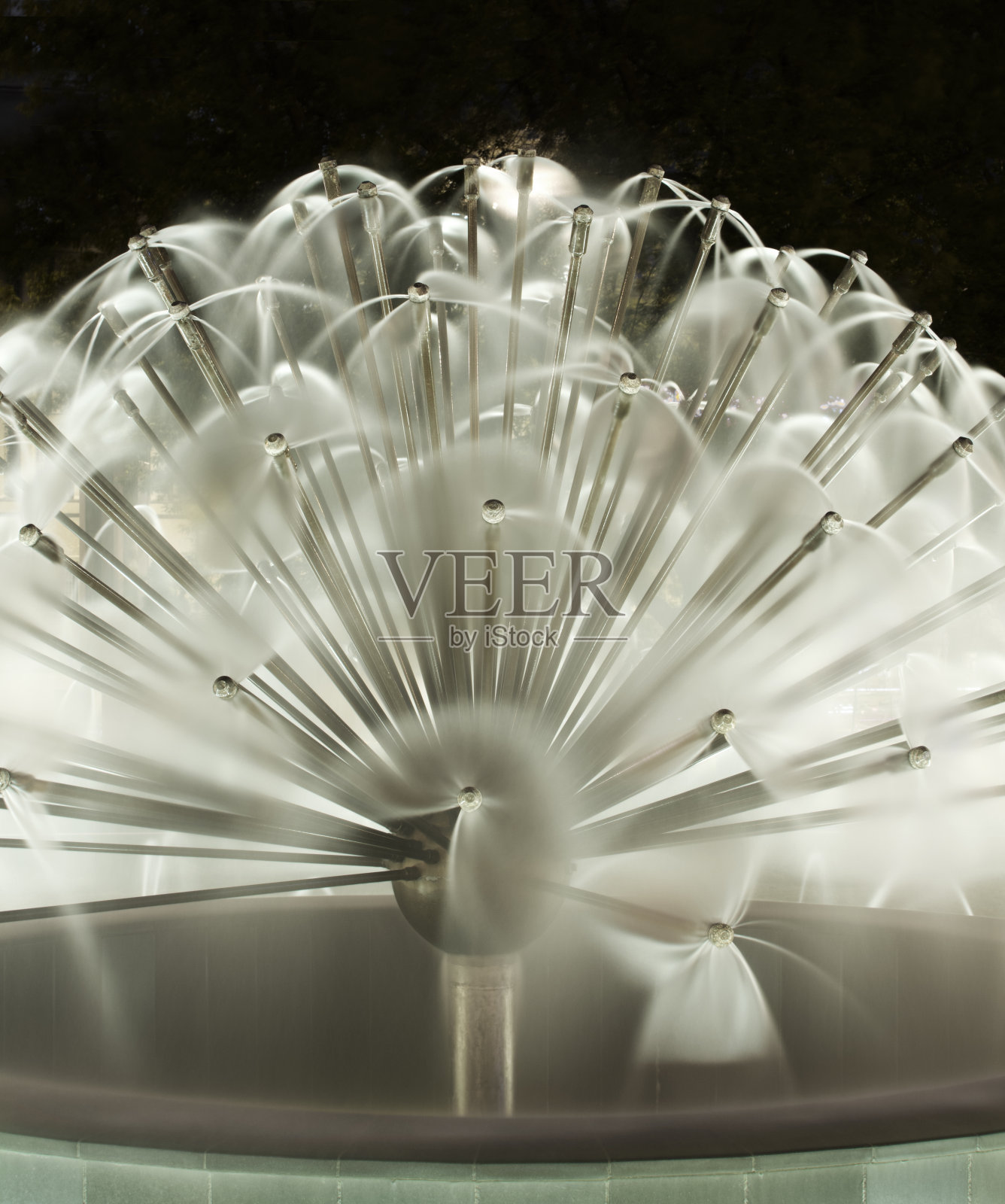 喷泉在晚上照片摄影图片