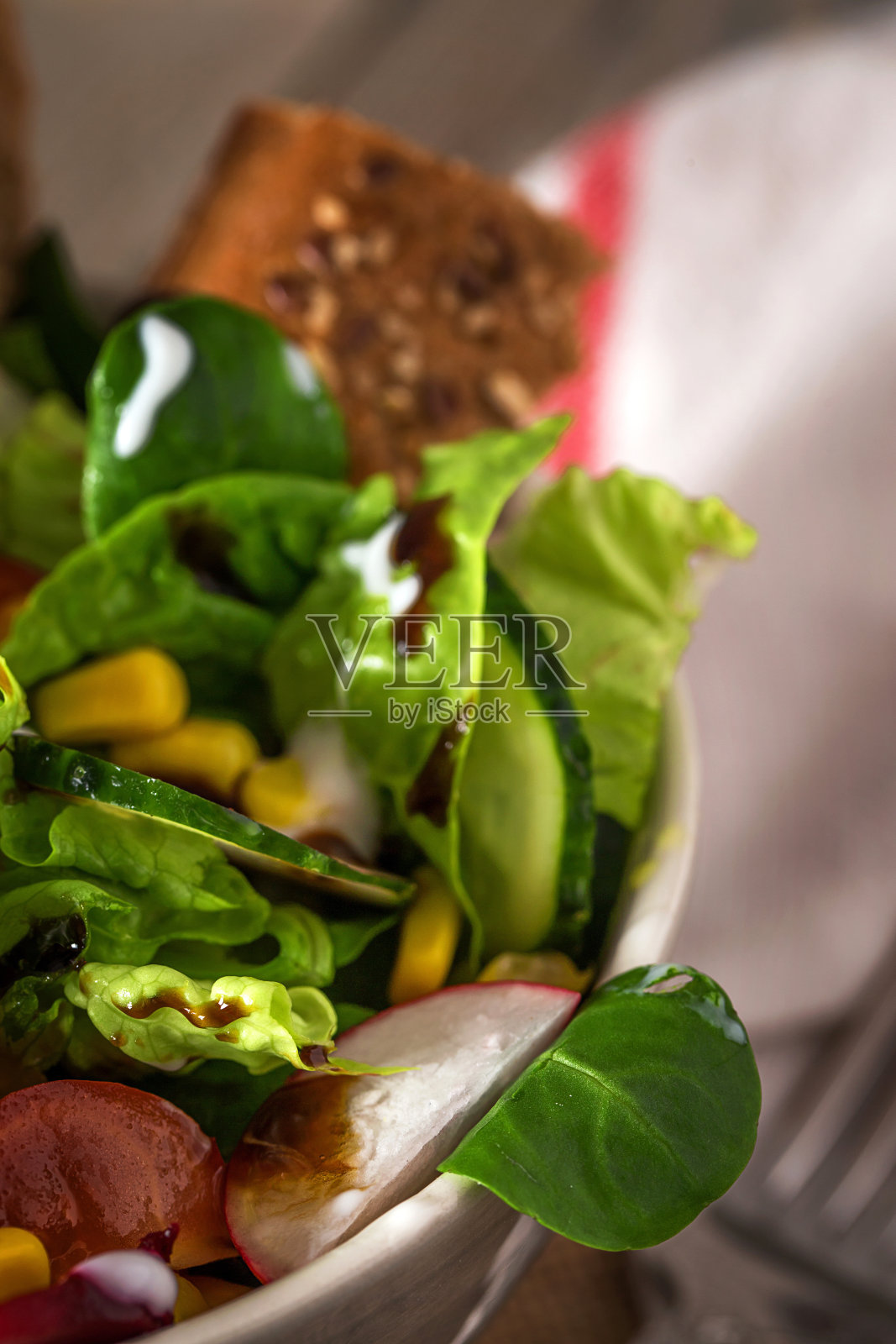 新鲜沙拉在碗里的特写照片摄影图片