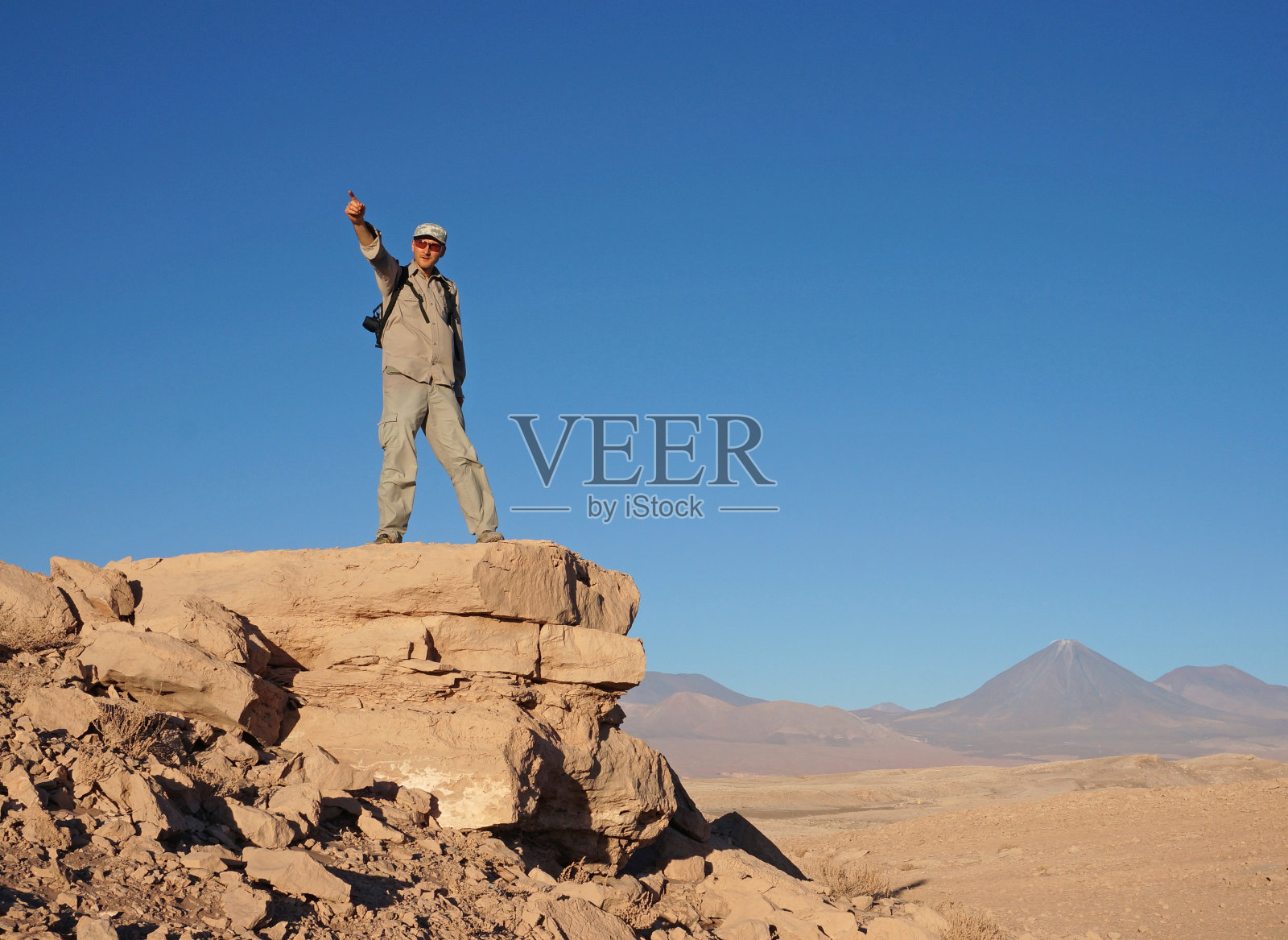 智利阿塔卡马沙漠死亡谷的旅行者照片摄影图片