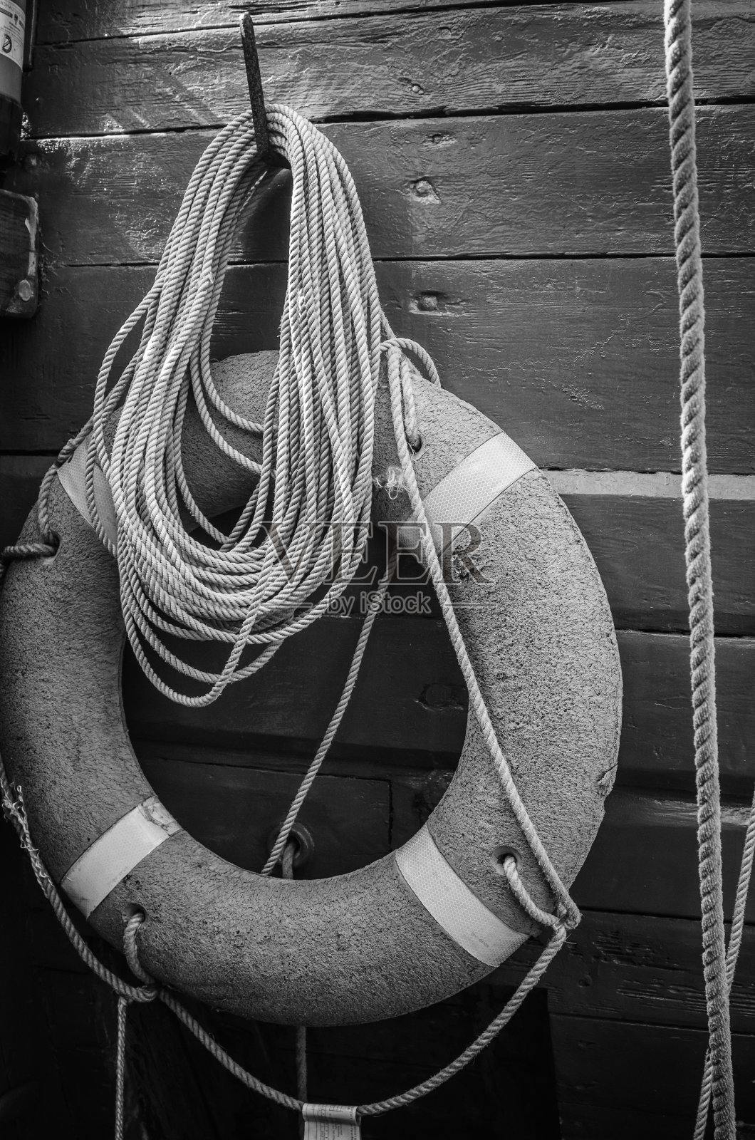 游艇上的红色救生圈照片摄影图片