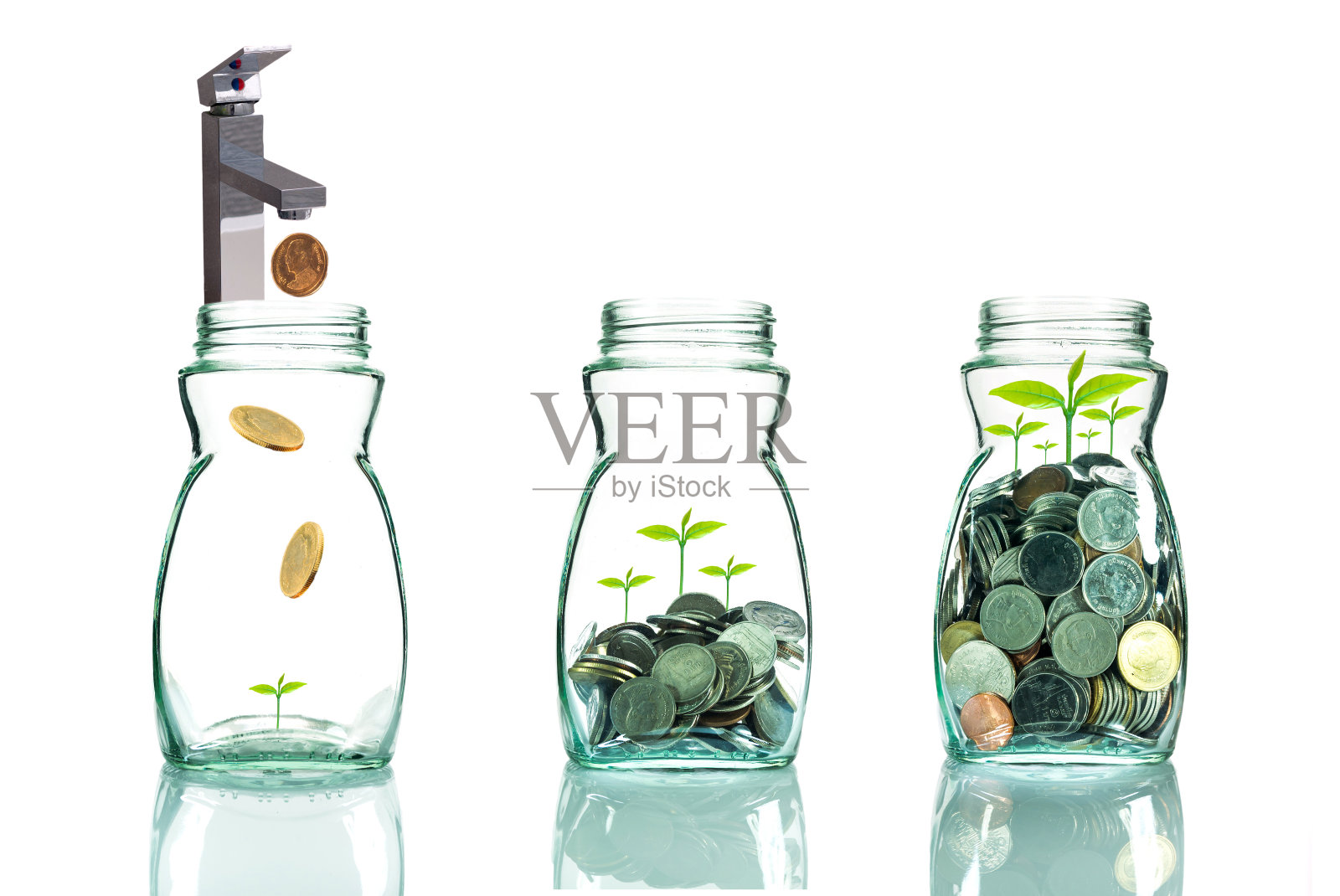 水龙头将混合硬币和种子放入干净的瓶子里照片摄影图片