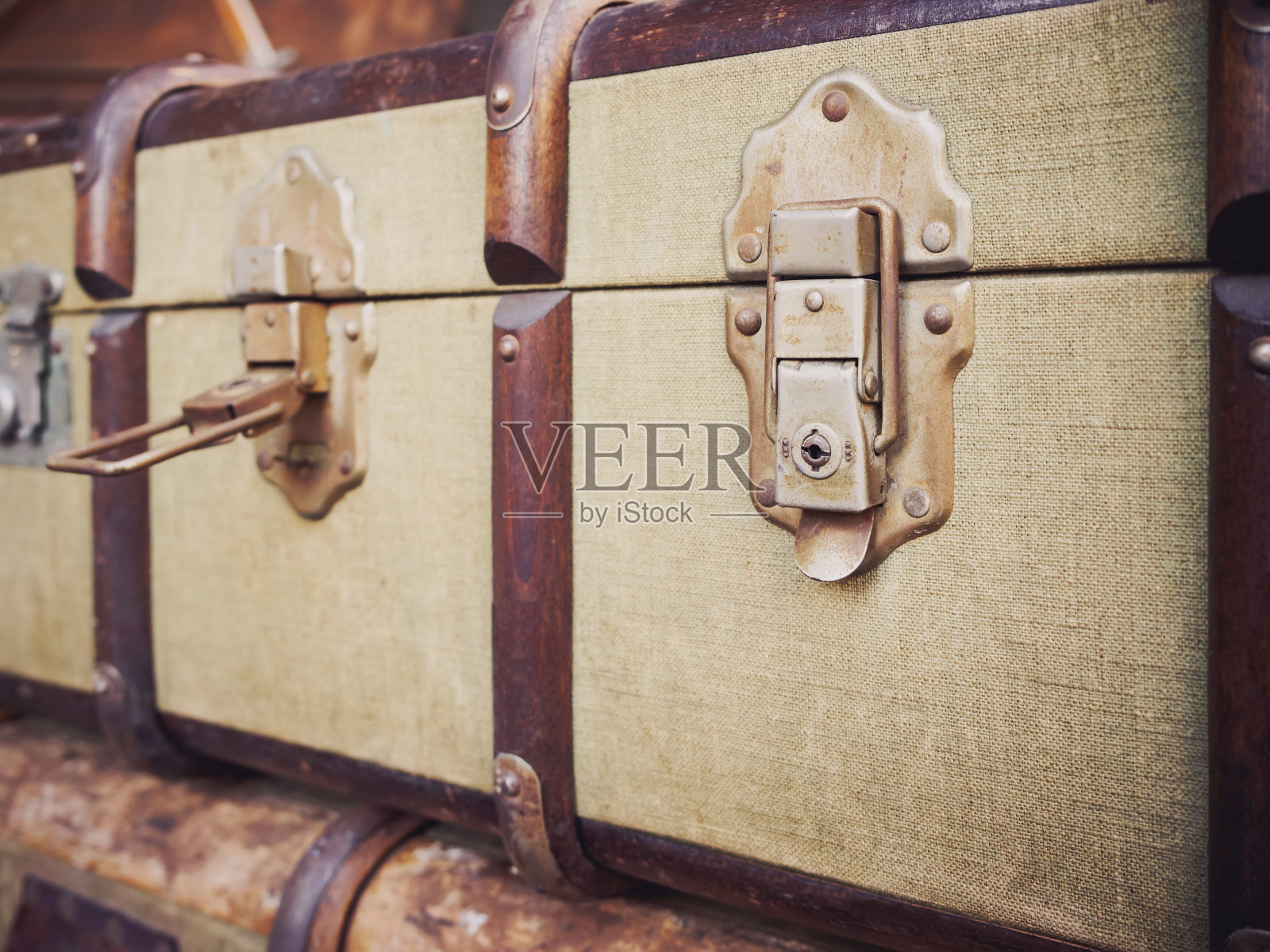 古董旅行箱打开锁旅游度假概念照片摄影图片