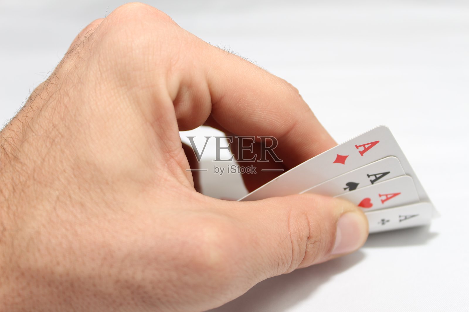 特写照片,聚焦四张王牌在手中照片摄影图片