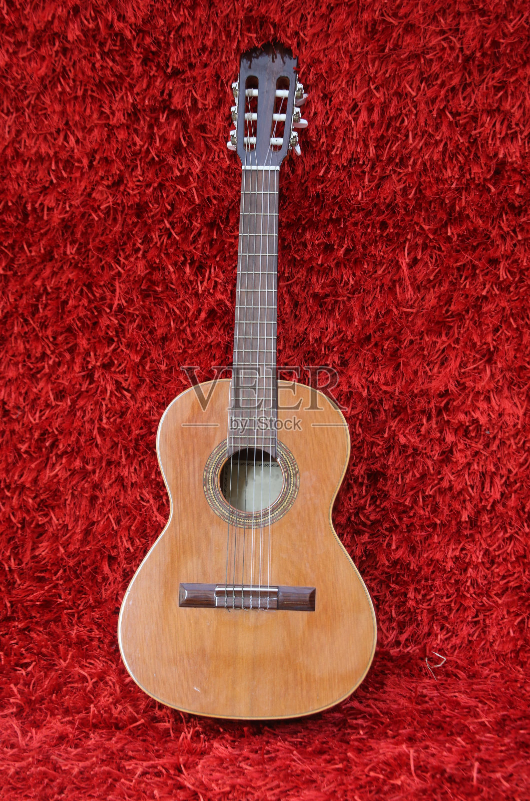 红地毯上的古典吉他照片摄影图片
