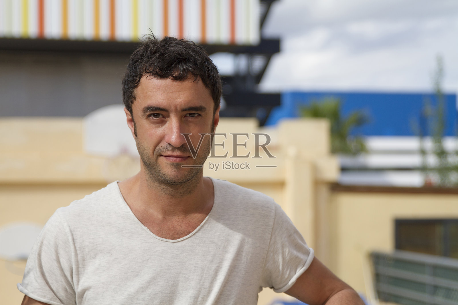 有魅力的男人看着镜头照片摄影图片