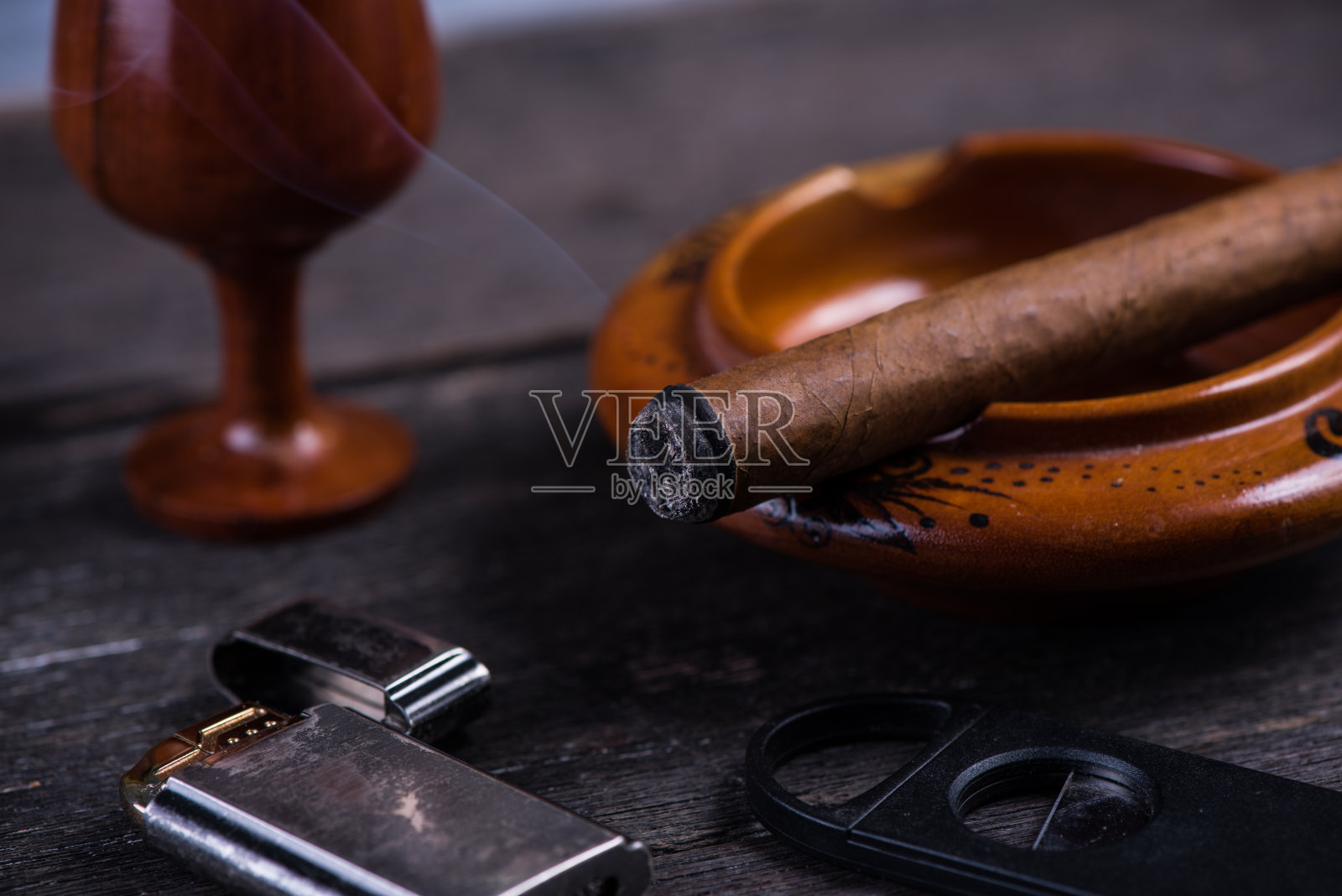 古巴雪茄烟灰缸,打火机和切割器照片摄影图片