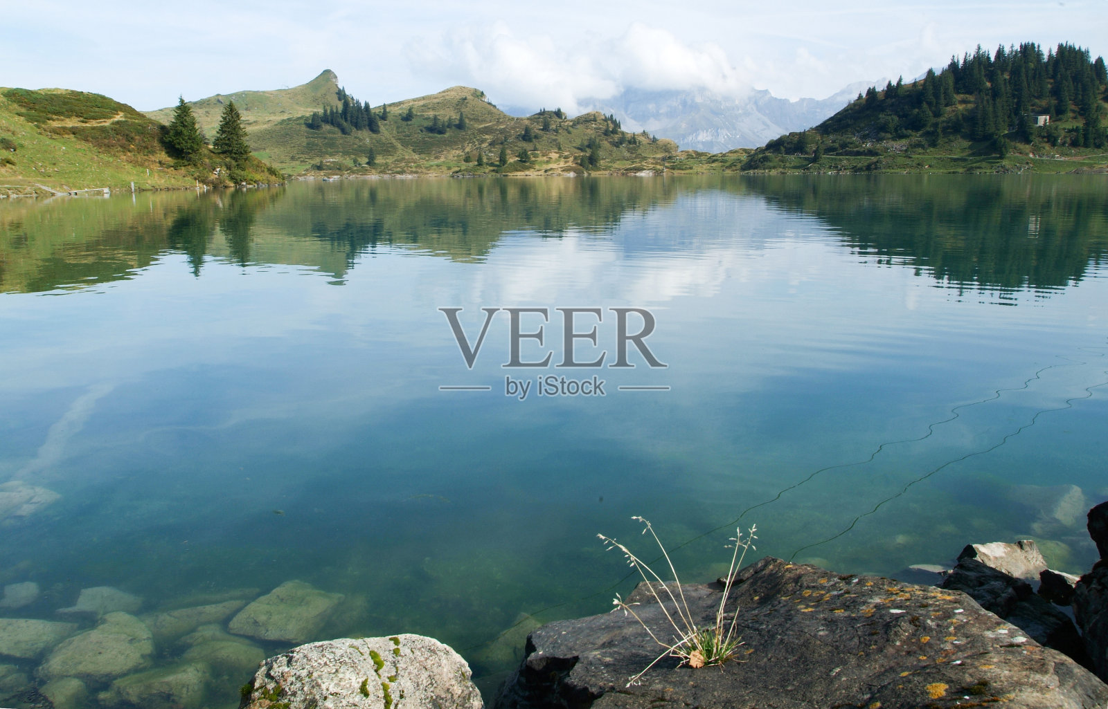 特吕布湖:英格堡的山间湖泊照片摄影图片