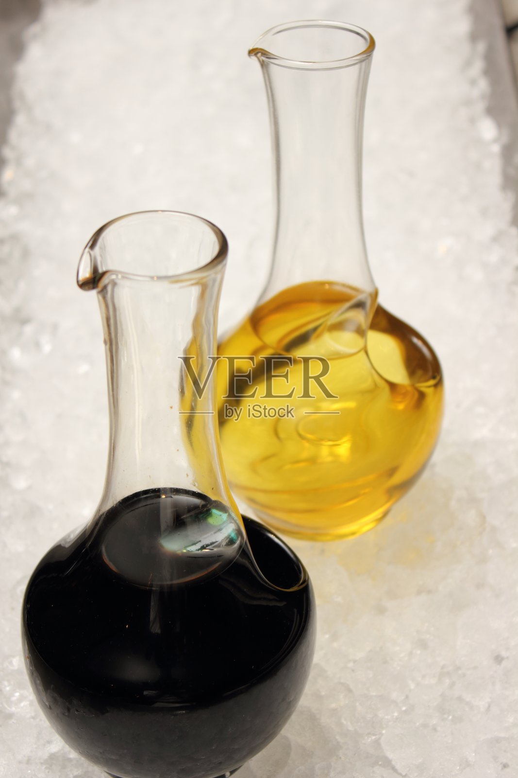 油在透明的玻璃服务容器。照片摄影图片