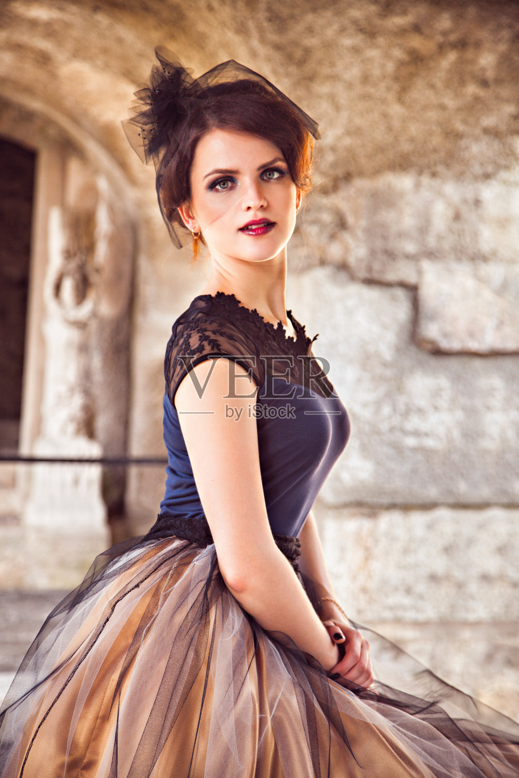 一位穿着晚礼服的漂亮女士的肖像照片摄影图片