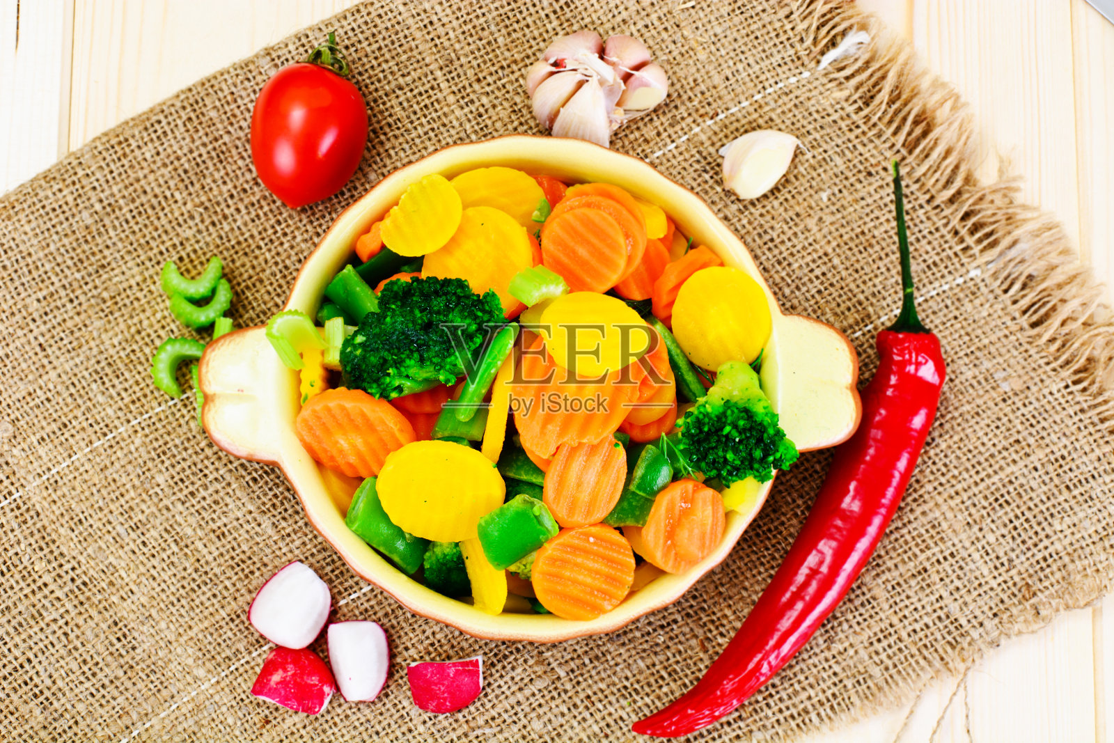 清蒸蔬菜土豆,胡萝卜,花椰菜,西兰花照片摄影图片