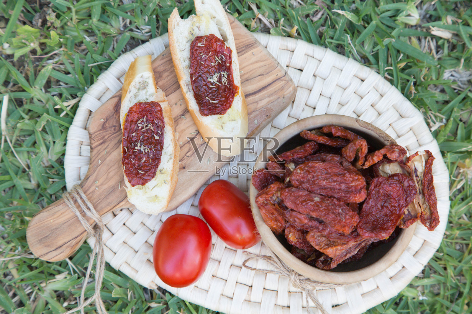 法国面包片和干西红柿照片摄影图片