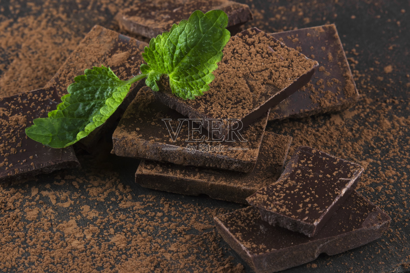 黑巧克力片,薄荷和可可粉照片摄影图片