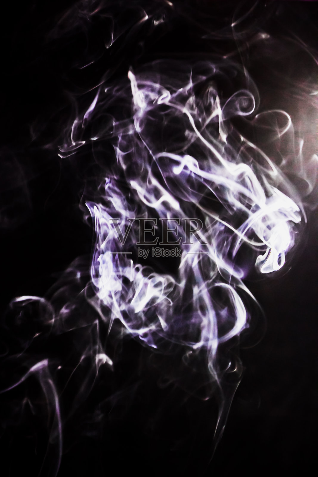 黑色背景上的抽象烟雾照片摄影图片