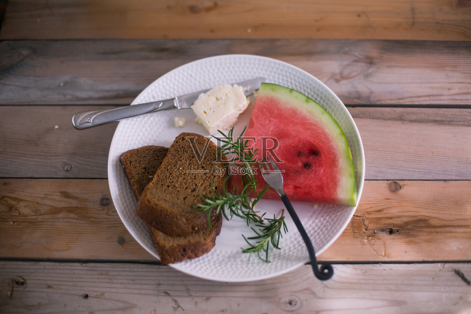 西瓜片配面包和奶酪照片摄影图片