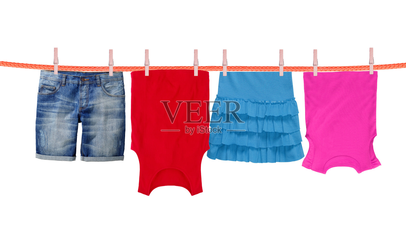 洗衣线与衣服隔离在白色背景上照片摄影图片