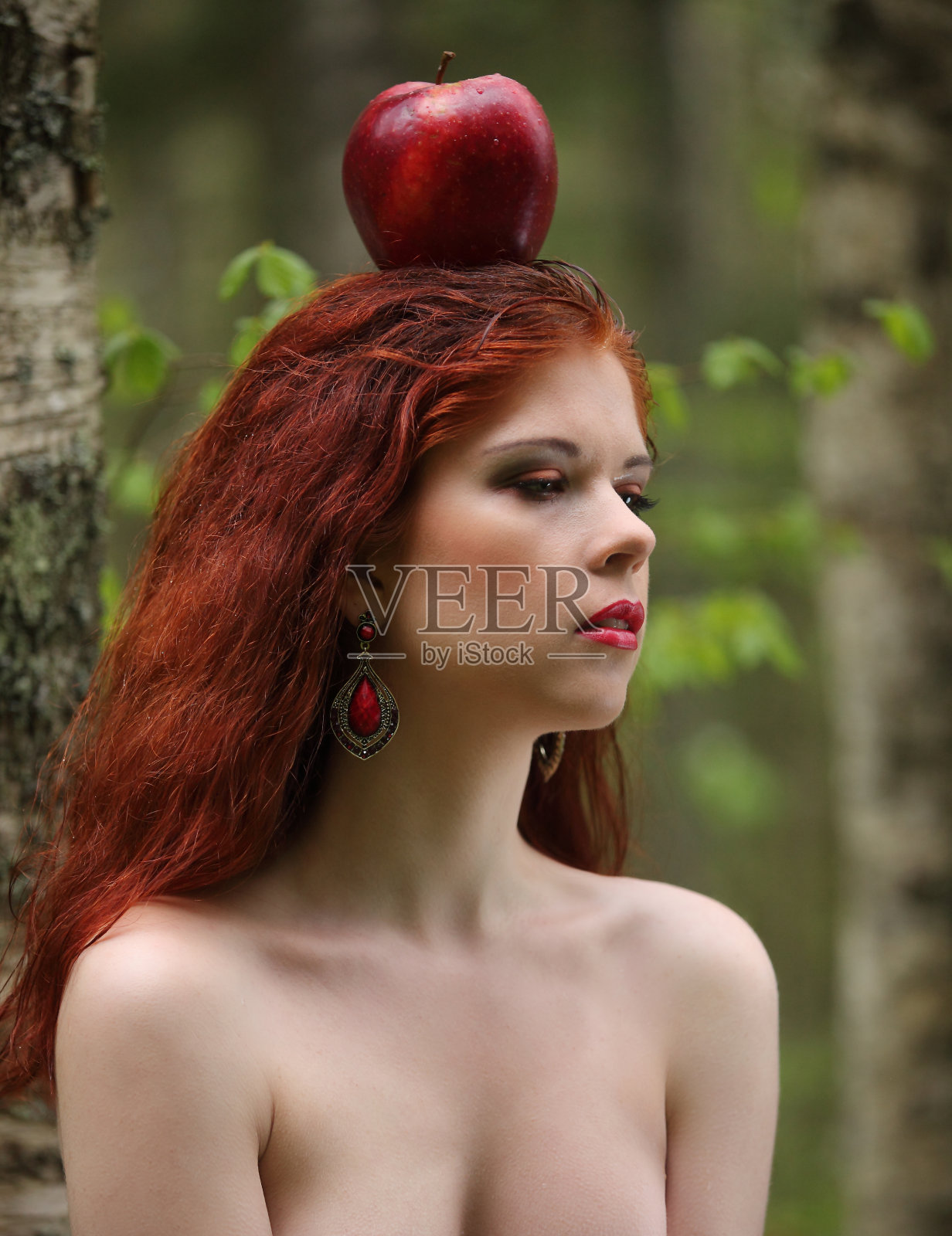 艺术时尚的肖像年轻的棕色女孩与红色的裙子照片摄影图片