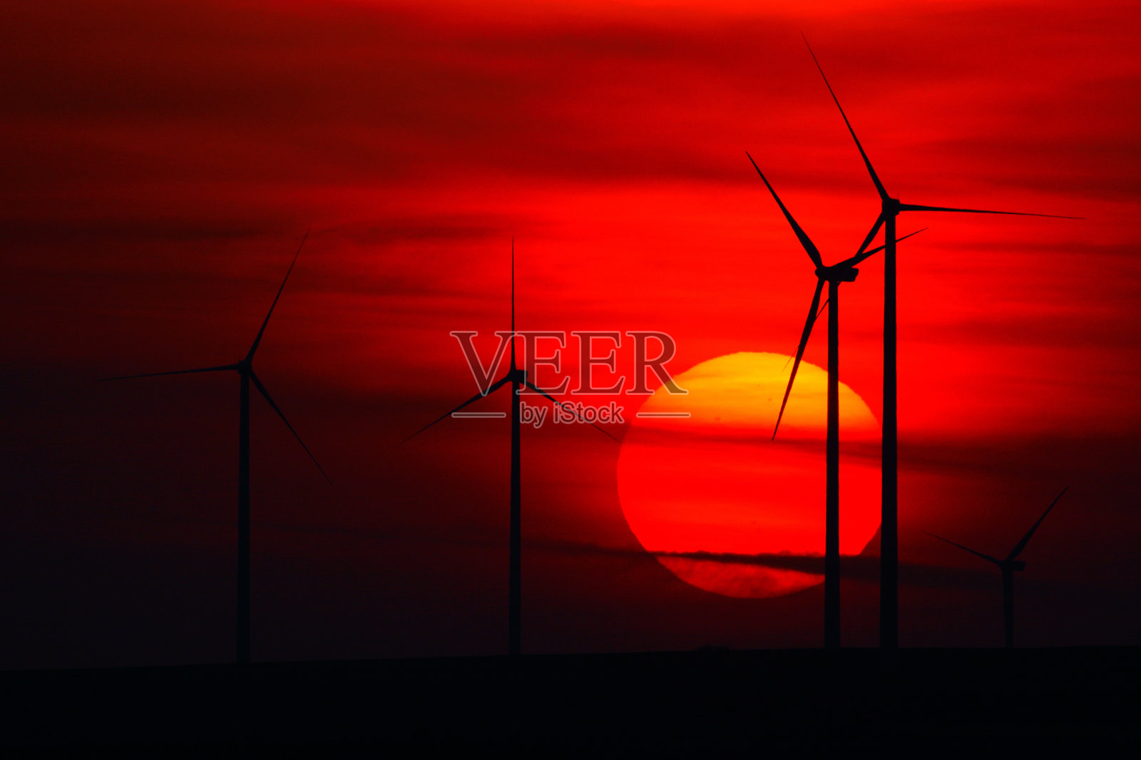 美丽的日落与风力涡轮机在山上在夏天照片摄影图片
