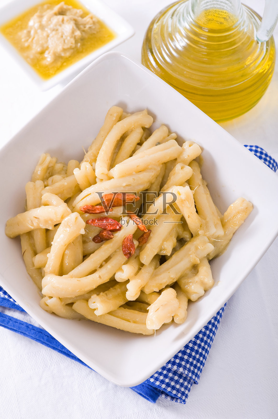 洋蓟香蒜酱意大利面。照片摄影图片