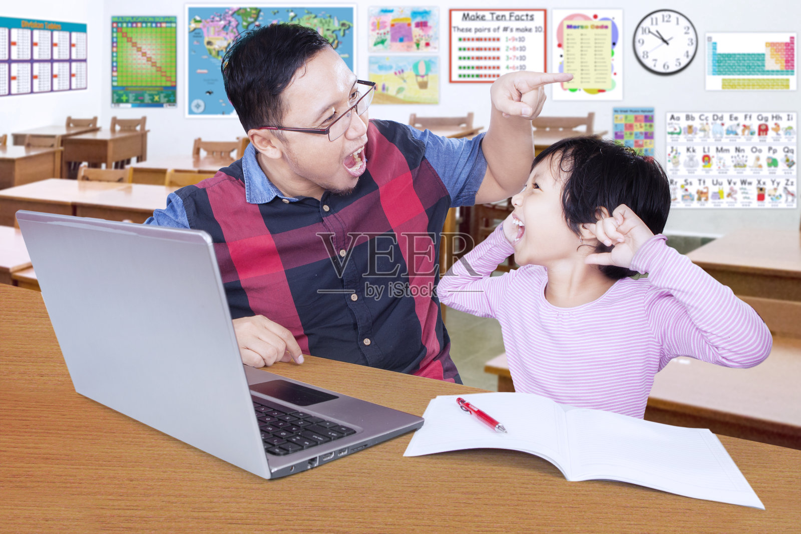 老师命令懒惰的学生学习照片摄影图片