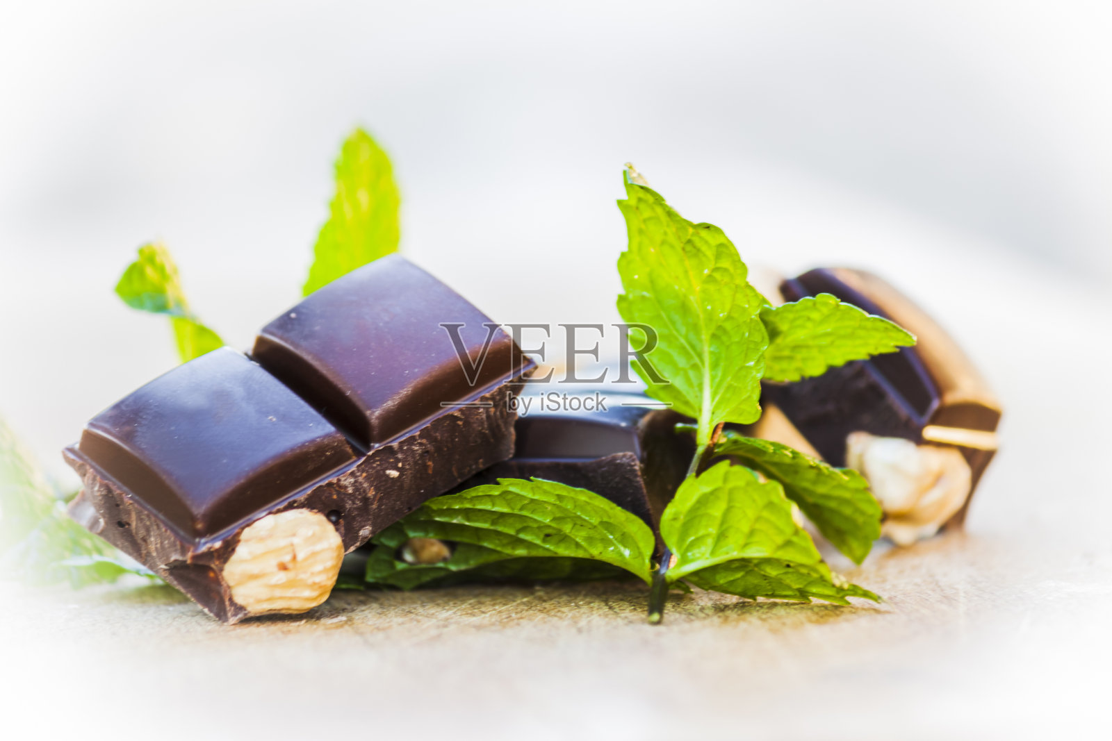 新鲜薄荷和坚果巧克力照片摄影图片