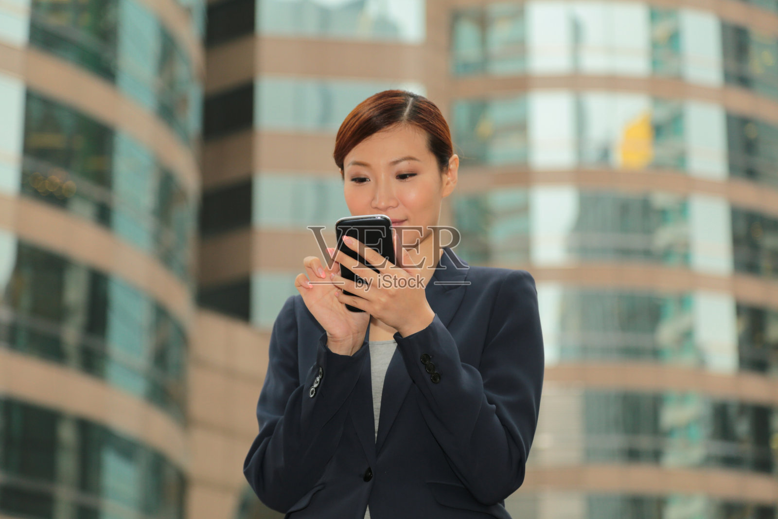 香港商界女性使用智能手机发短信照片摄影图片