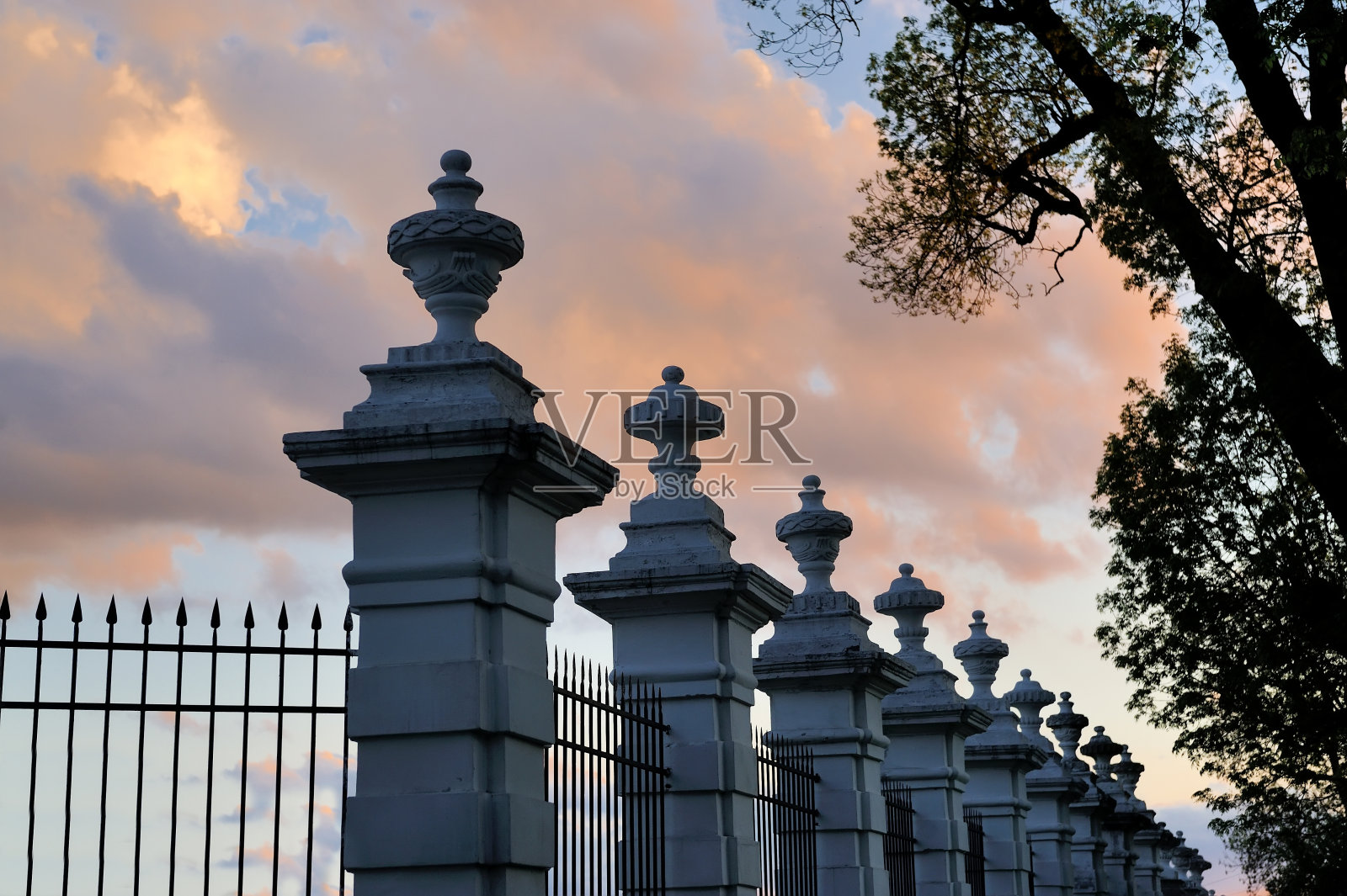 装饰钢门照片摄影图片