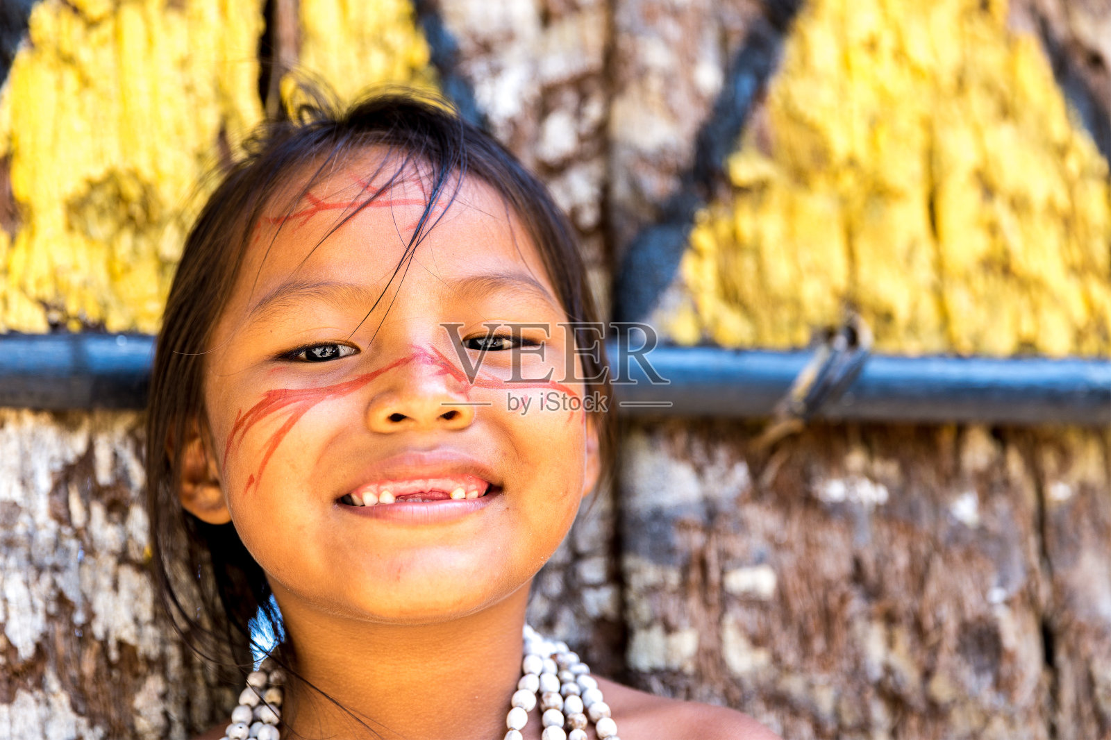 可爱的巴西本土女孩在亚马逊,巴西照片摄影图片