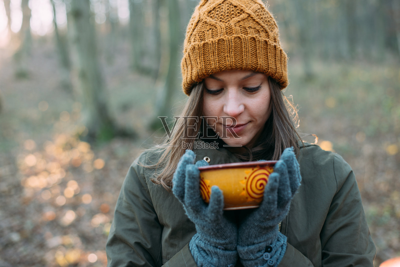 深色头发的女人在户外喝酒照片摄影图片